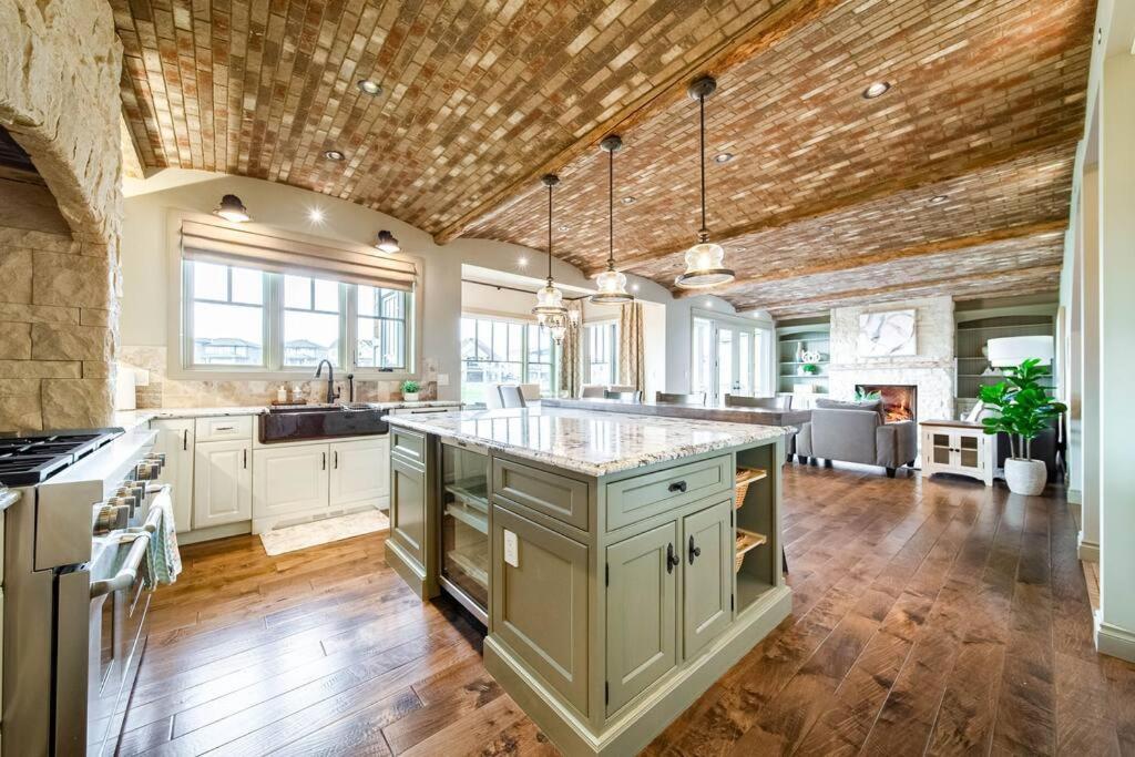 Luxury Dream Home-firetable-kingbed-ev-bbq-gamesrm Apartment