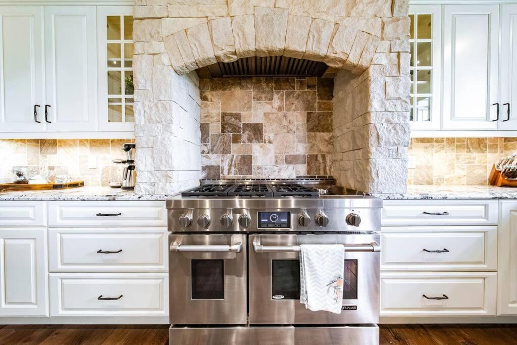 Luxury Dream Home-firetable-kingbed-ev-bbq-gamesrm Apartment Edmonton
