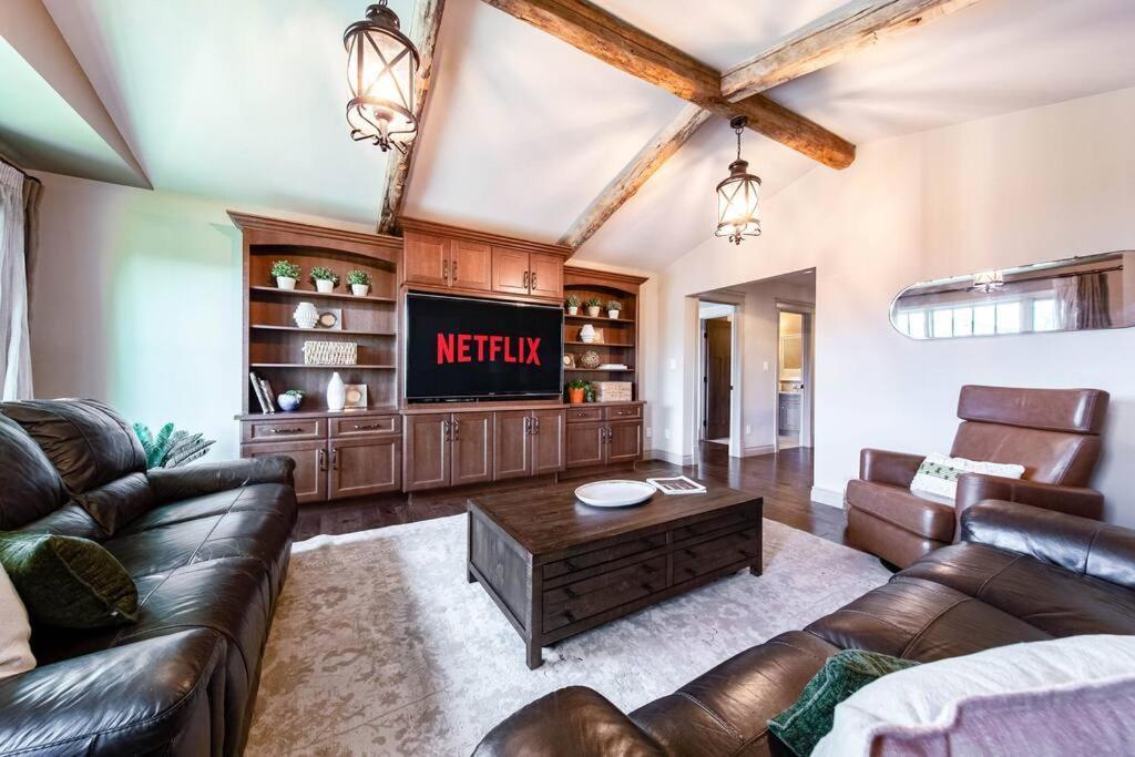 Luxury Dream Home-firetable-kingbed-ev-bbq-gamesrm Edmonton