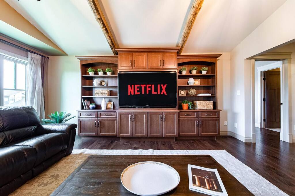 Luxury Dream Home-firetable-kingbed-ev-bbq-gamesrm