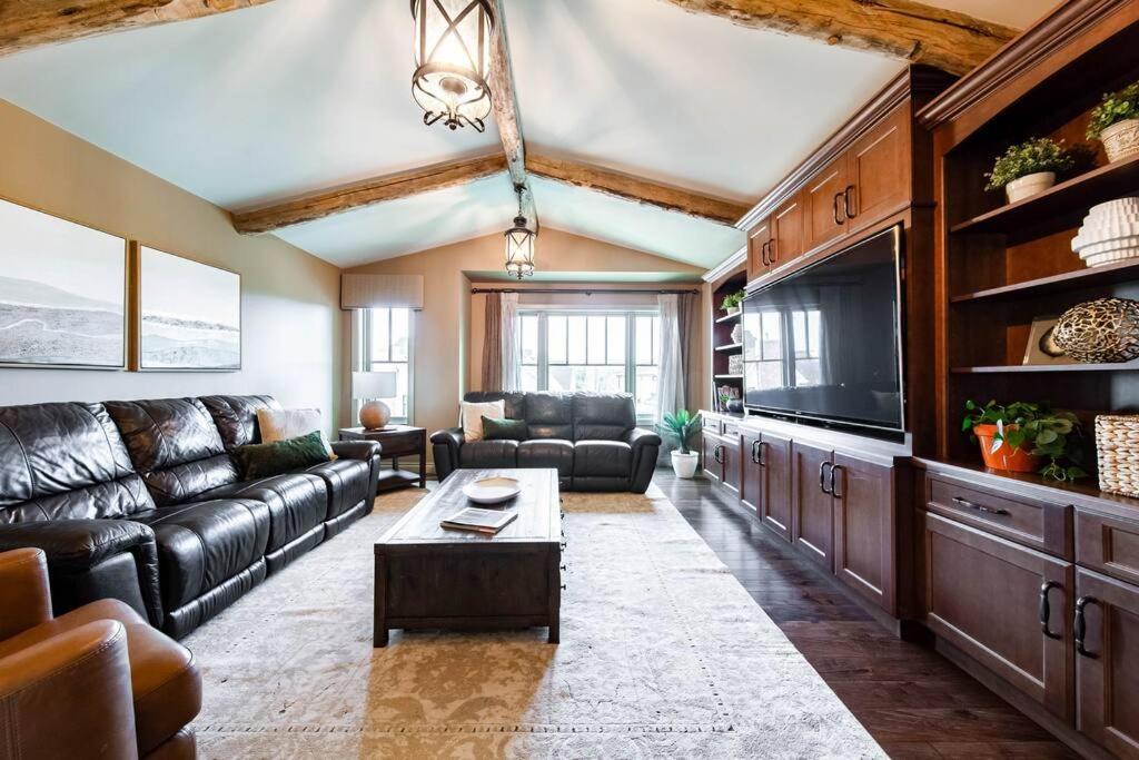 Luxury Dream Home-firetable-kingbed-ev-bbq-gamesrm Apartment Edmonton