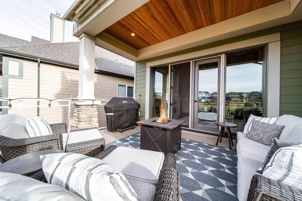 Luxury Dream Home-firetable-kingbed-ev-bbq-gamesrm