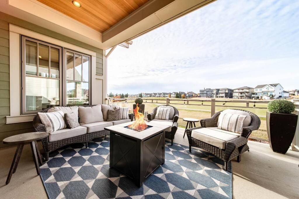 Luxury Dream Home-firetable-kingbed-ev-bbq-gamesrm Apartment Edmonton