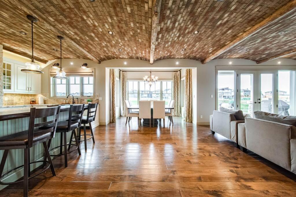 Apartment Luxury Dream Home-firetable-kingbed-ev-bbq-gamesrm *