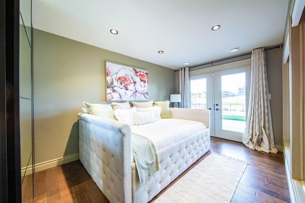 Luxury Dream Home-firetable-kingbed-ev-bbq-gamesrm *