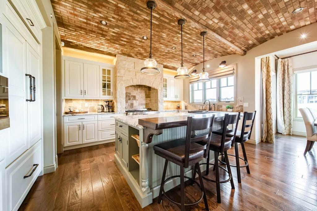 Luxury Dream Home-firetable-kingbed-ev-bbq-gamesrm * Edmonton