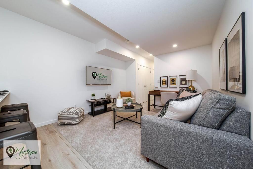 Modern King Bed Near Whyte Ave And U Of A Wifi Holiday home Edmonton