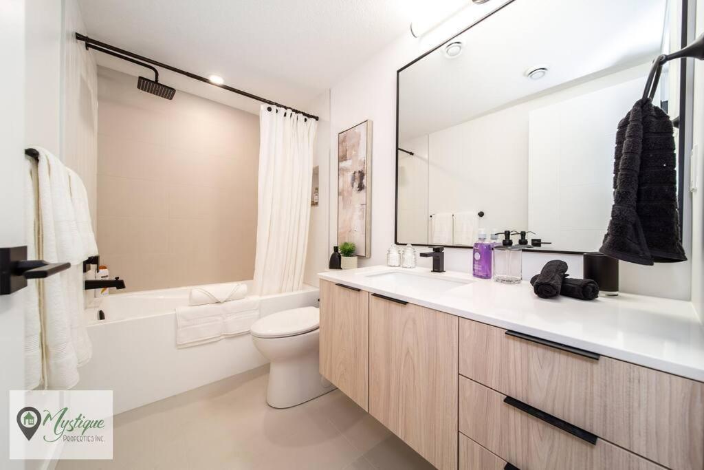 Modern King Bed Near Whyte Ave And U Of A Wifi Holiday home Edmonton