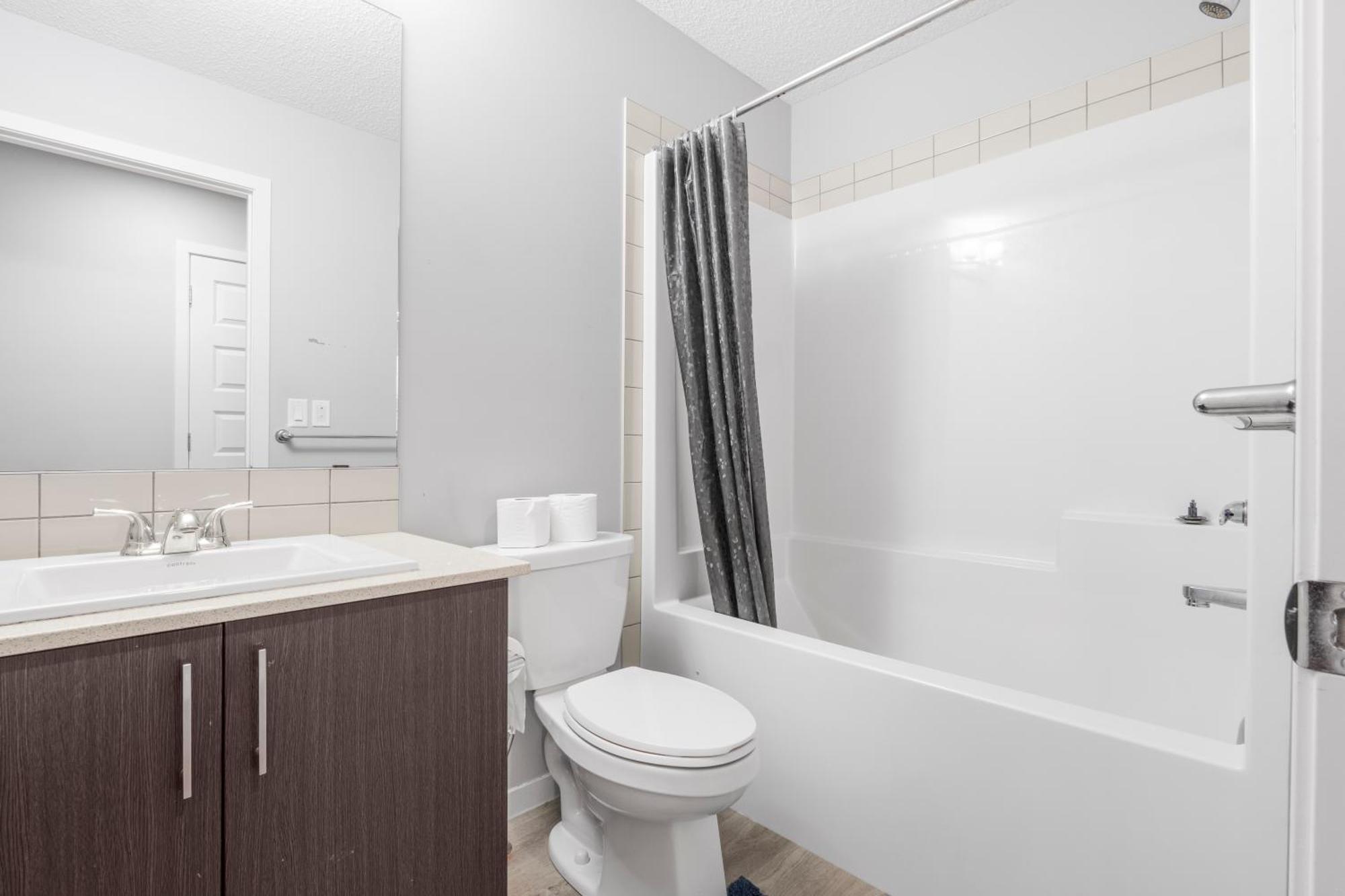 Private Master Bed Spring Homestay Edmonton