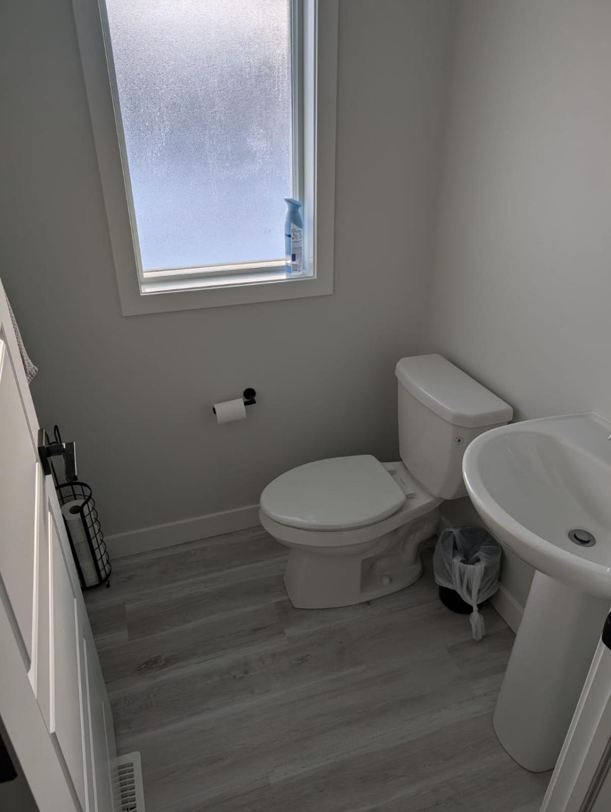 Apartment Beautiful Home, Close To Many Amenities - Full *