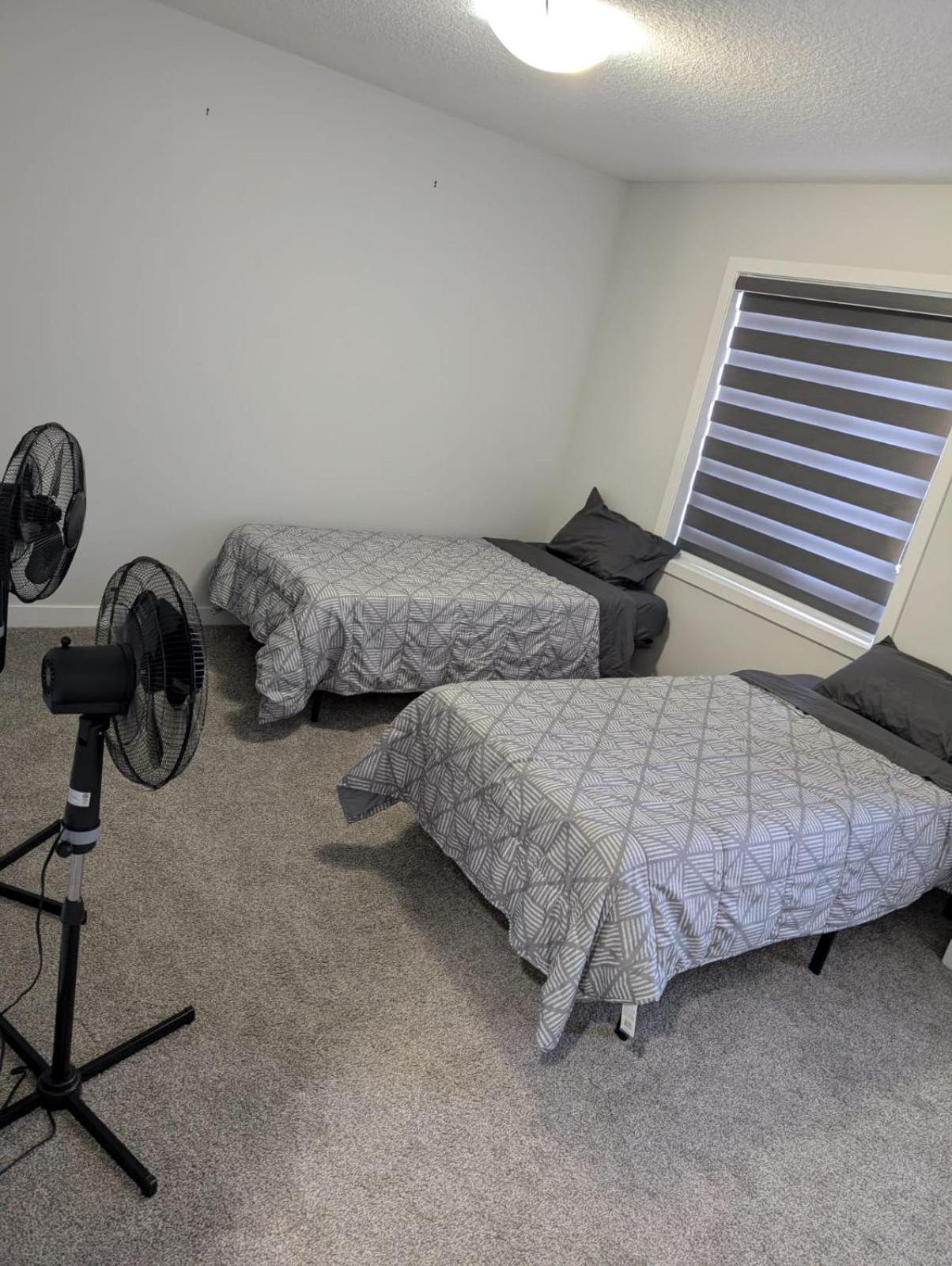 Beautiful Home, Close To Many Amenities - Full * Edmonton