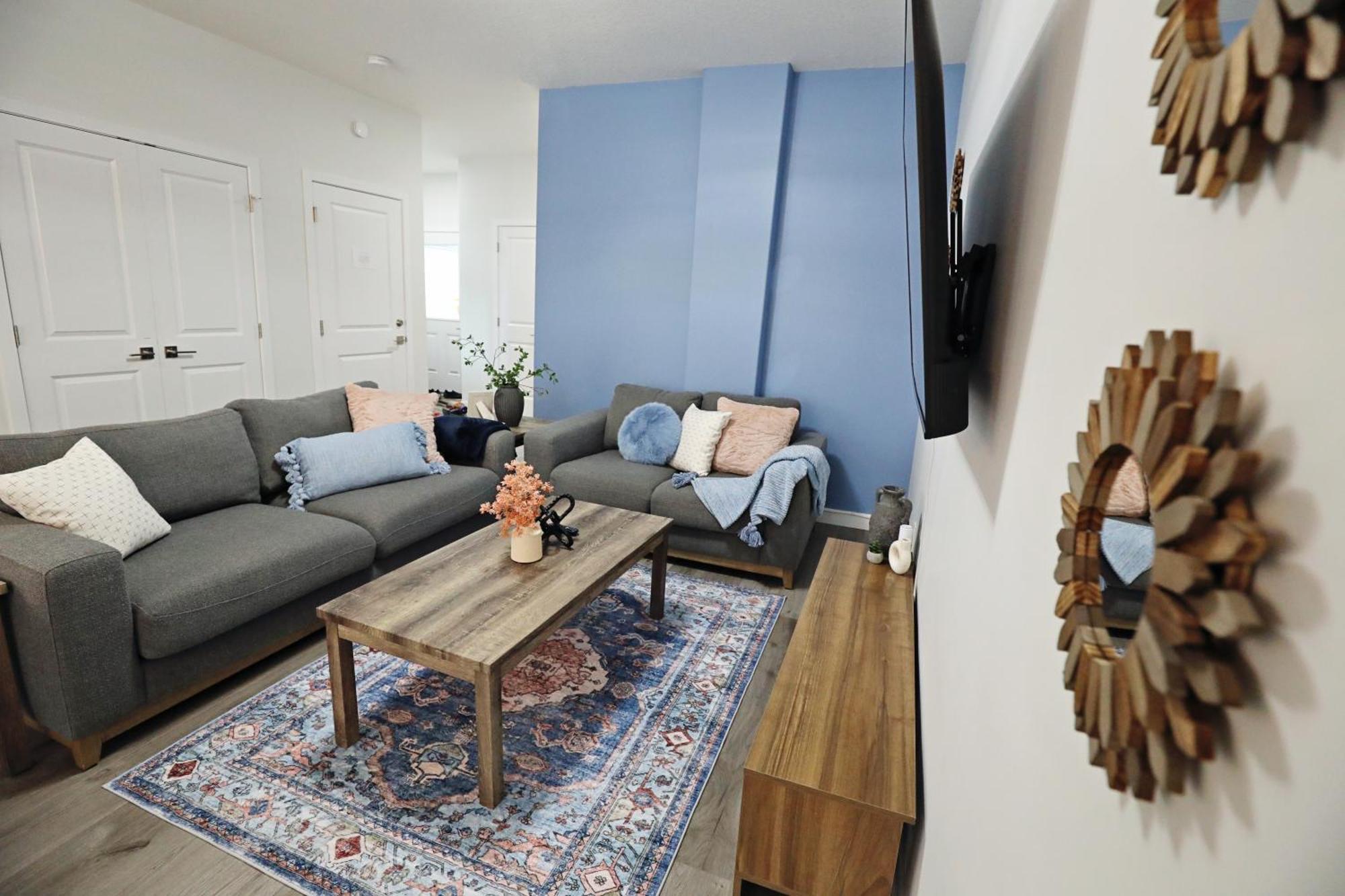 Beautiful 3 King Beds,garage,airport,disney+ Edmonton