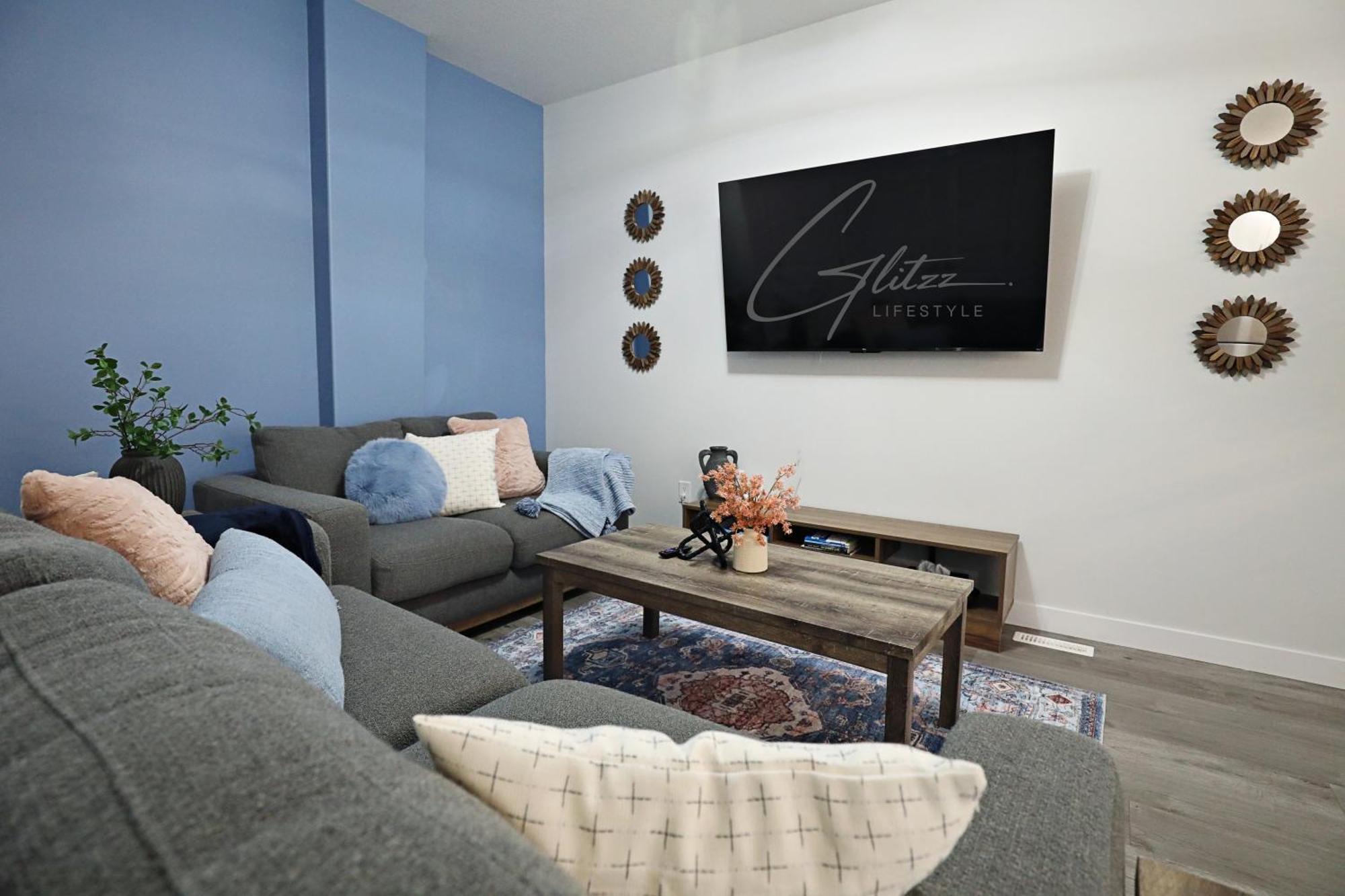 Beautiful 3 King Beds,garage,airport,disney+