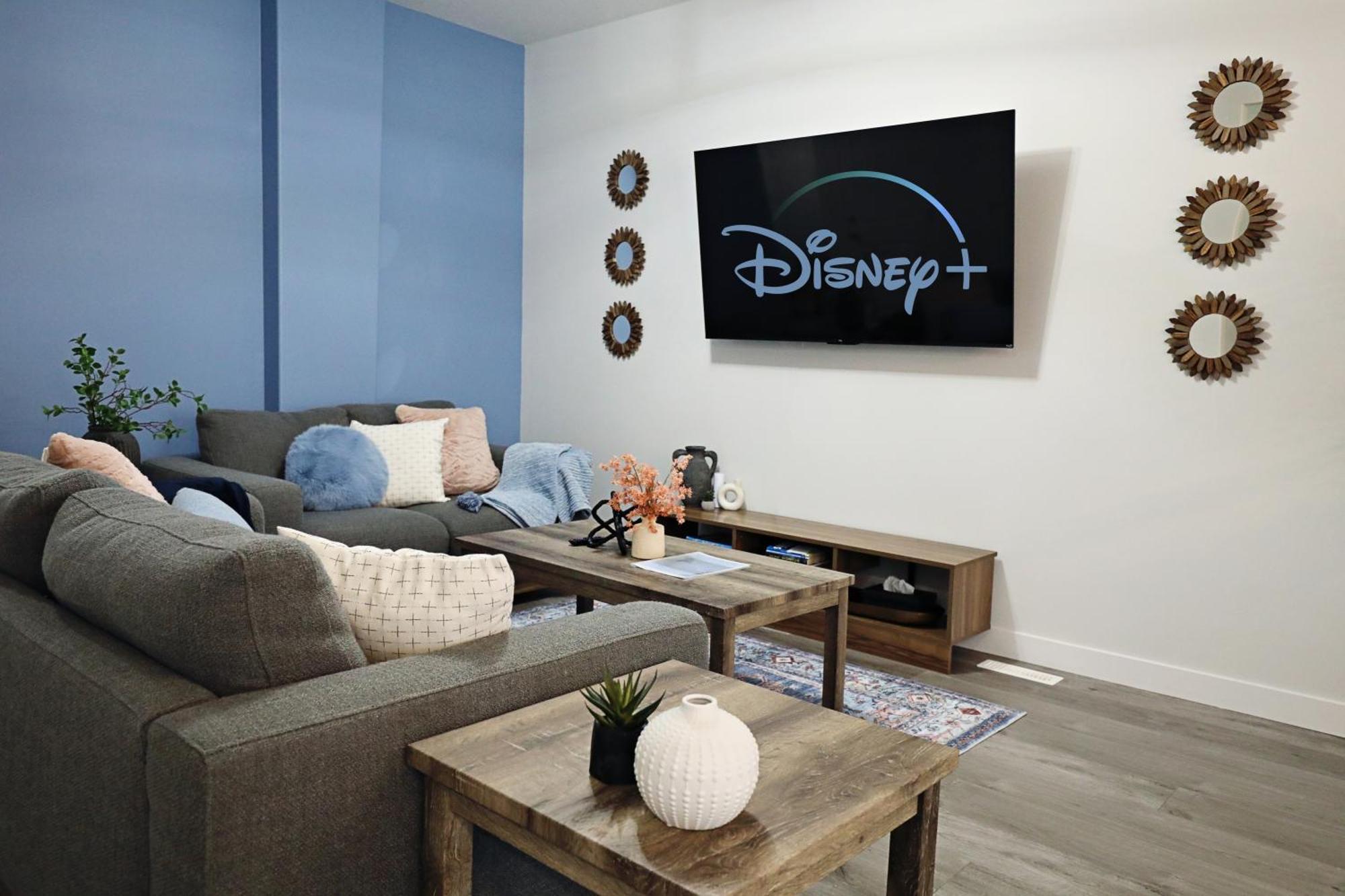Beautiful 3 King Beds,garage,airport,disney+ * Edmonton