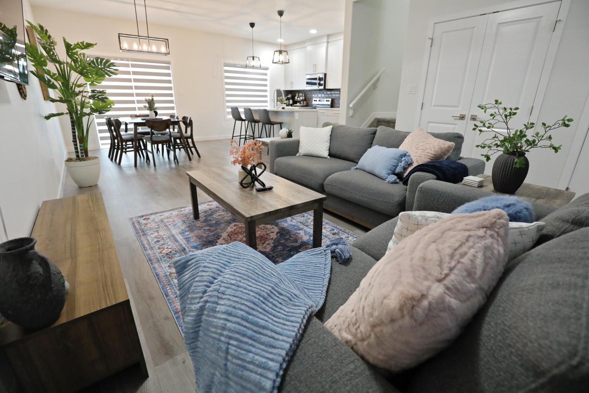 Beautiful 3 King Beds,garage,airport,disney+ Holiday home *