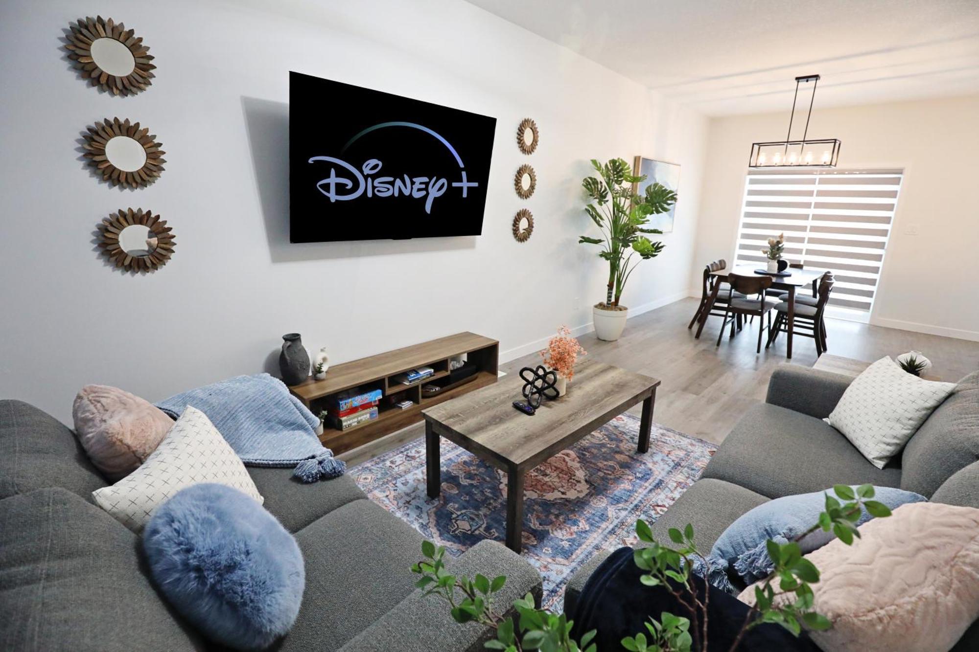 Beautiful 3 King Beds,garage,airport,disney+ Holiday home Edmonton