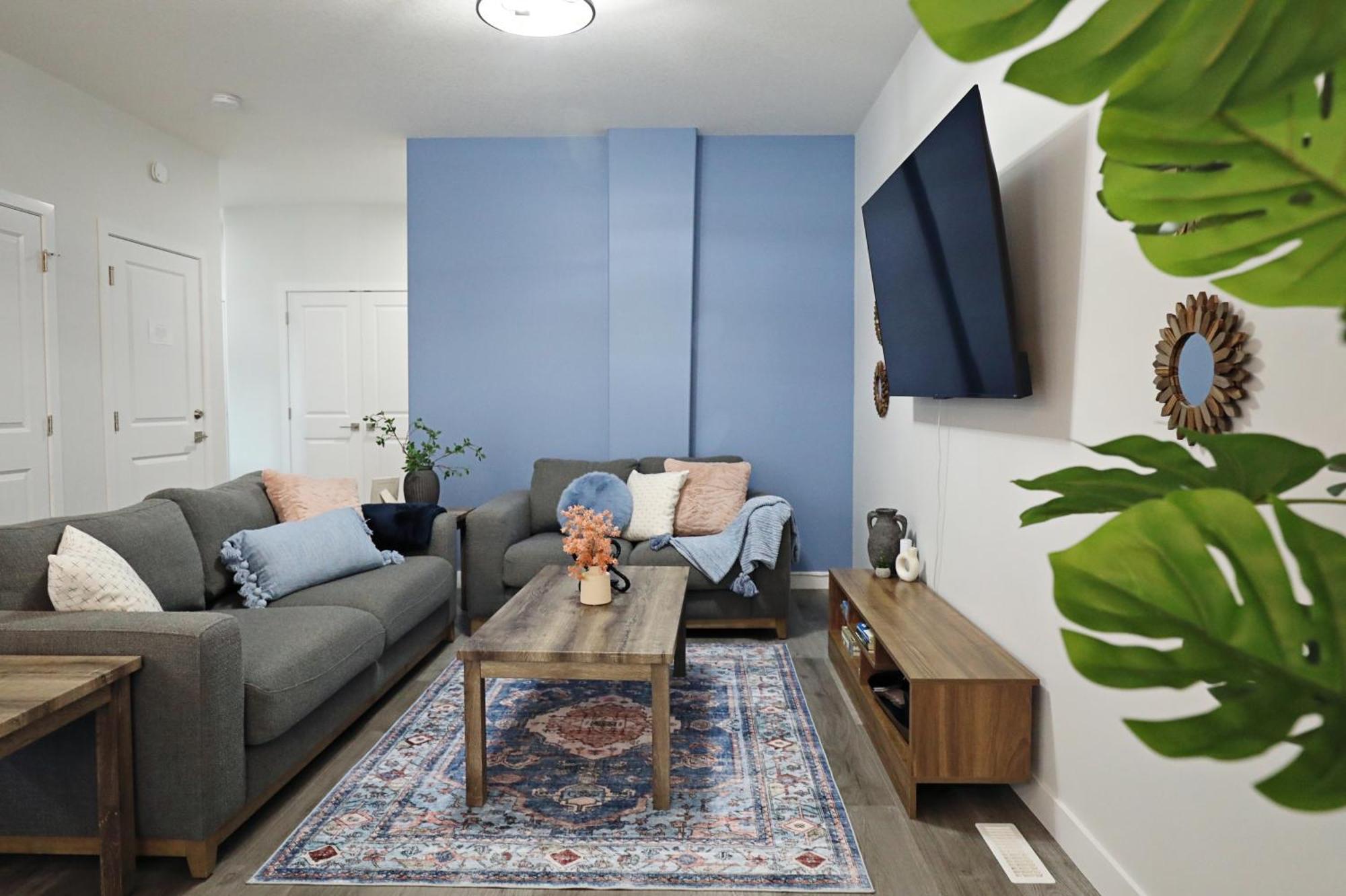 Beautiful 3 King Beds,garage,airport,disney+ * Edmonton