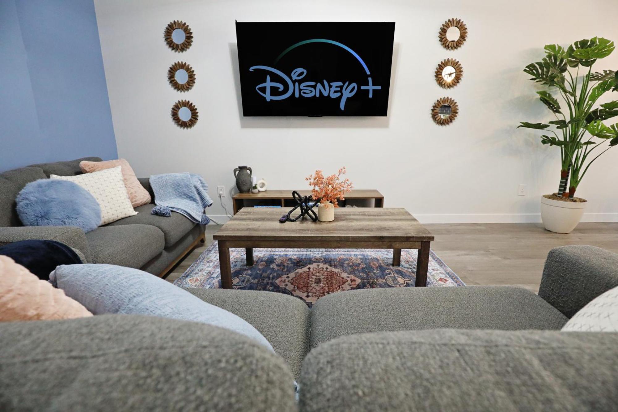 Beautiful 3 King Beds,garage,airport,disney+