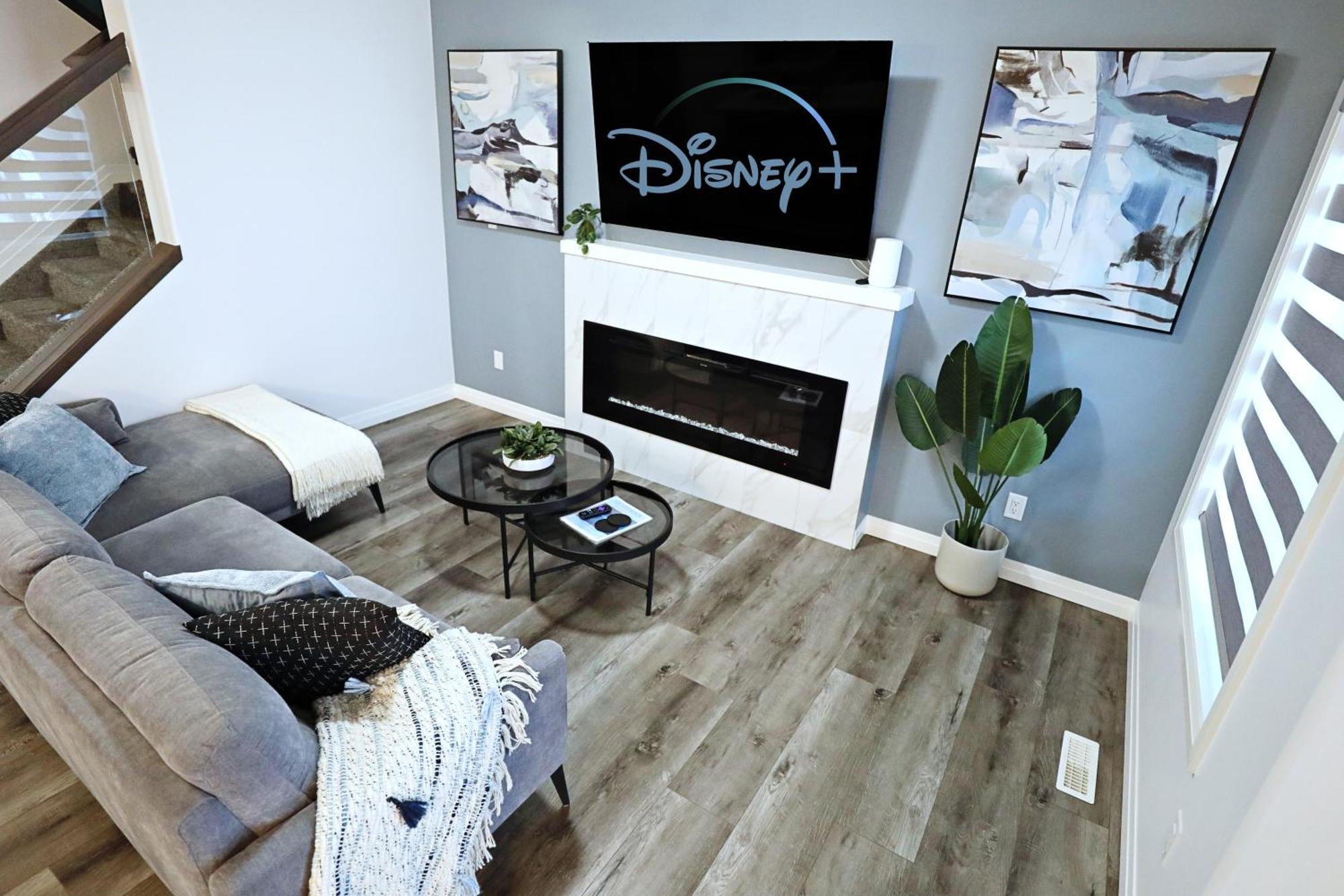 Three King Beds,central A/c,fireplace,park,disney+ *