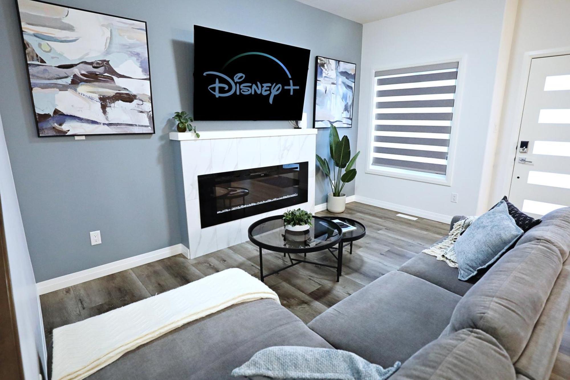 Three King Beds,central A/c,fireplace,park,disney+