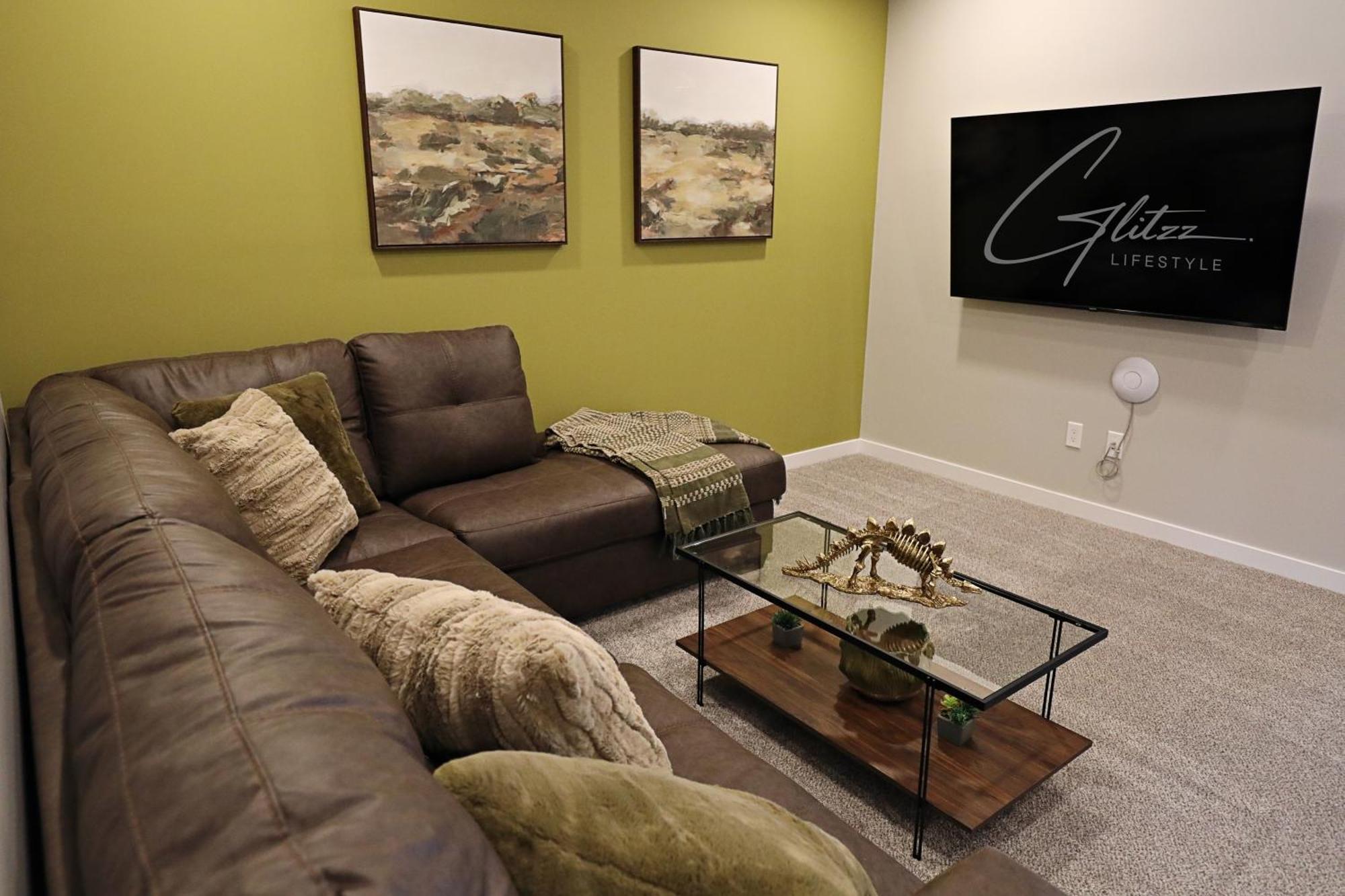 Edgemont Retreat, Groups, River Cree, Wem, Holiday home Edmonton