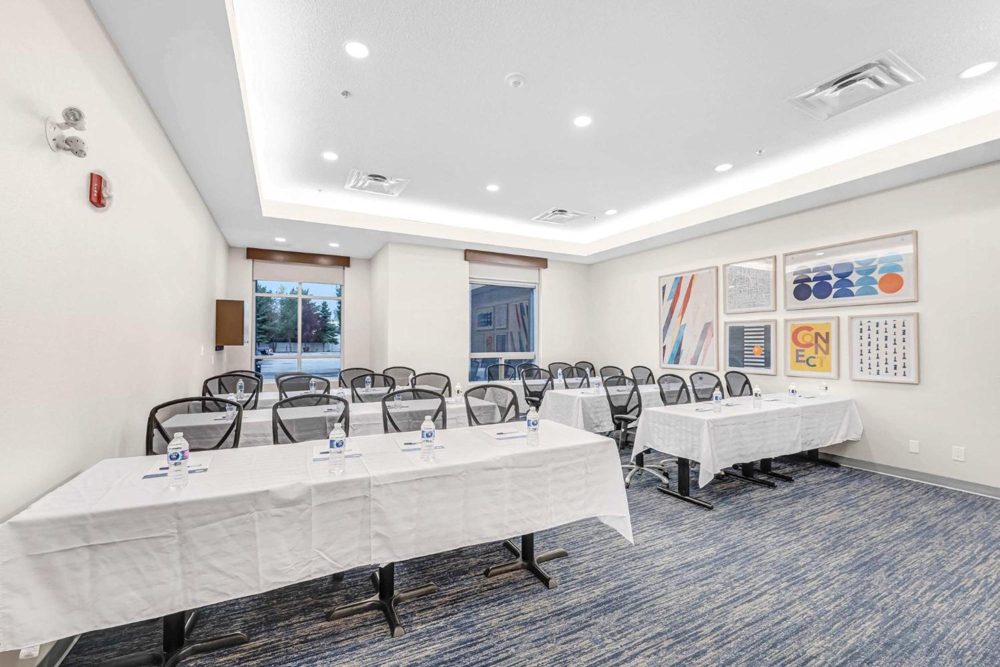 Express & Suites-edmonton South By Ihg Hotel