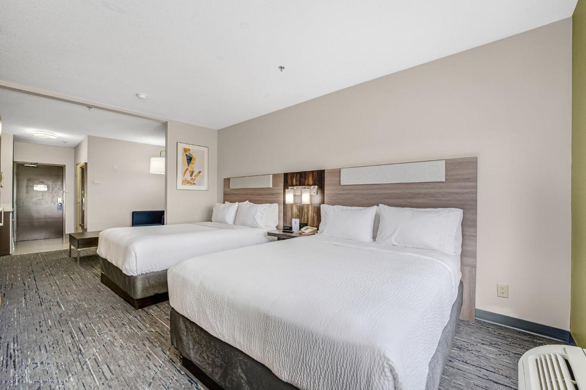 Hotel Express & Suites-edmonton South By Ihg
