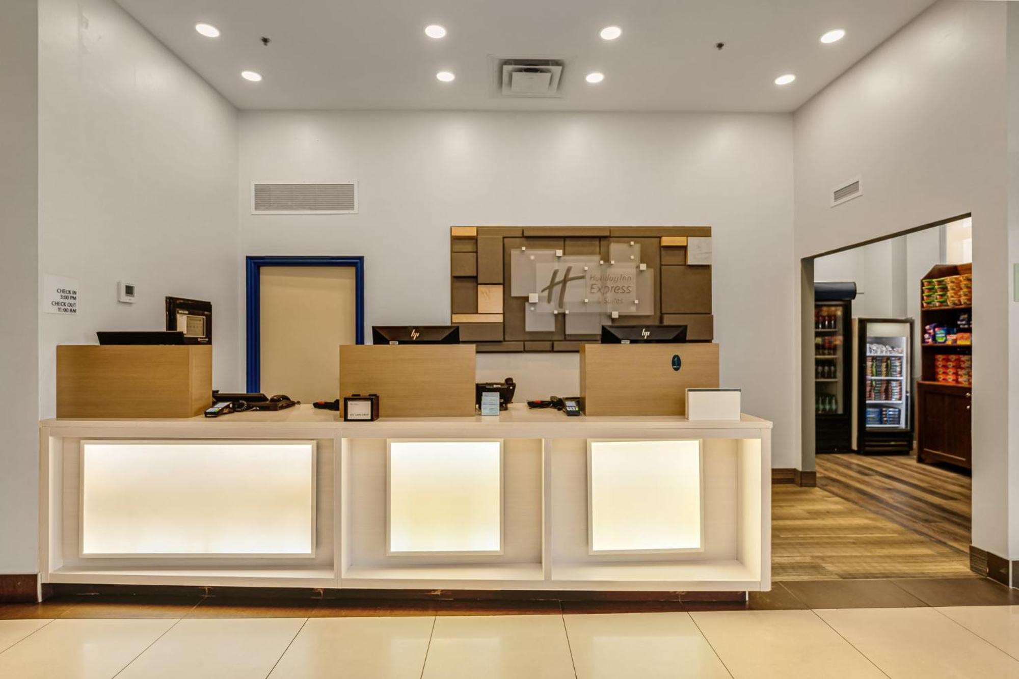 Express & Suites-edmonton South By Ihg Hotel 3*
