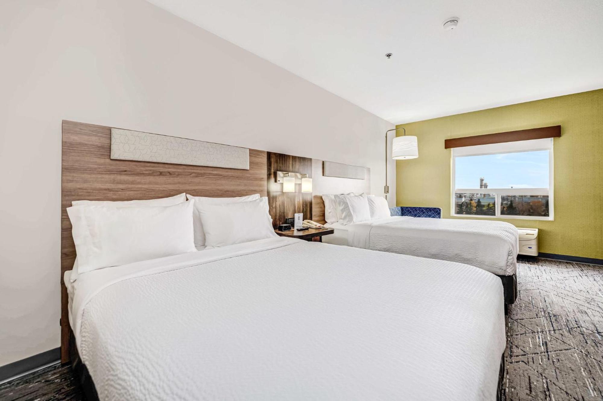 Hotel Express & Suites-edmonton South By Ihg 3*