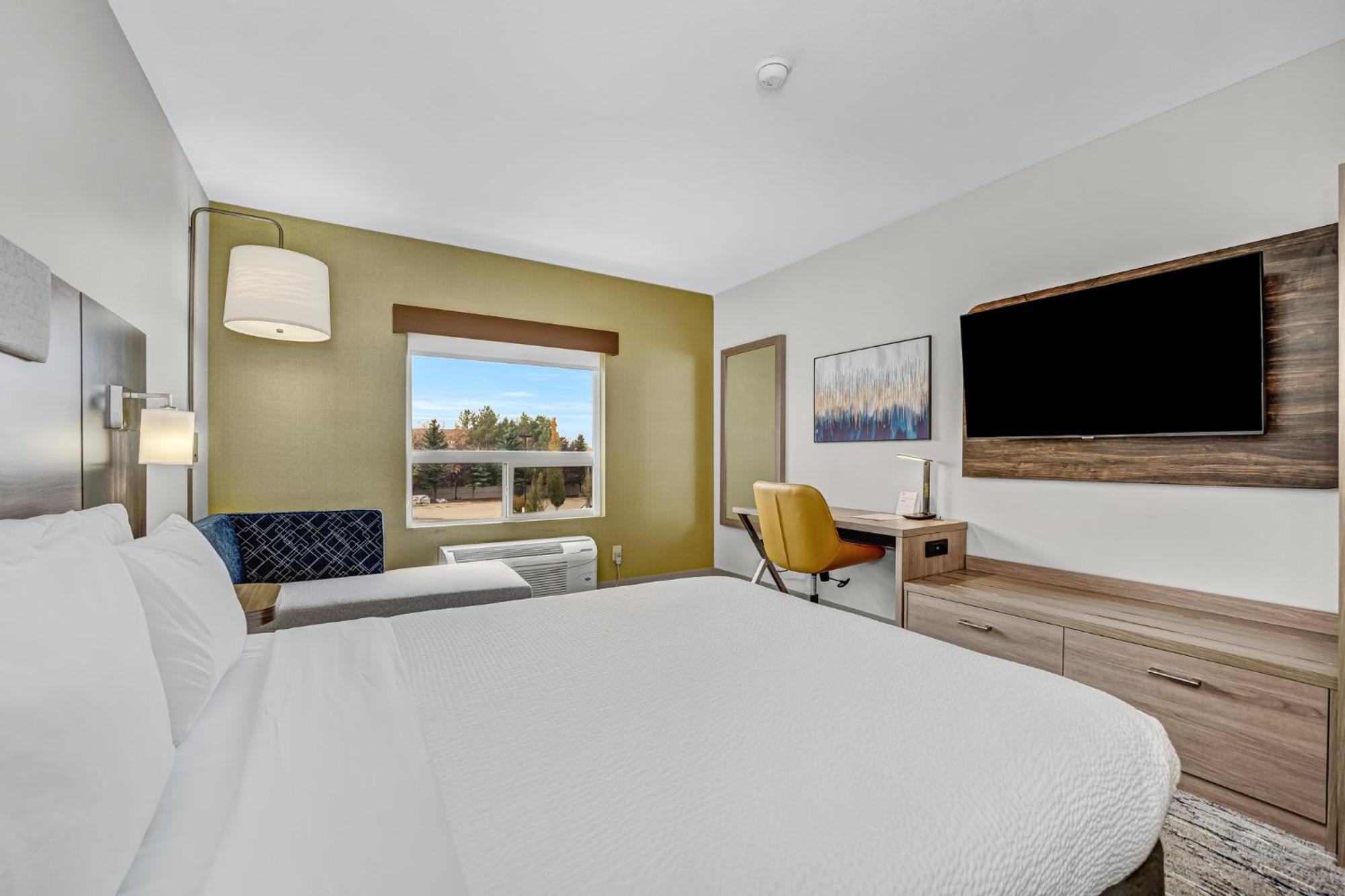 Express & Suites-edmonton South By Ihg Hotel