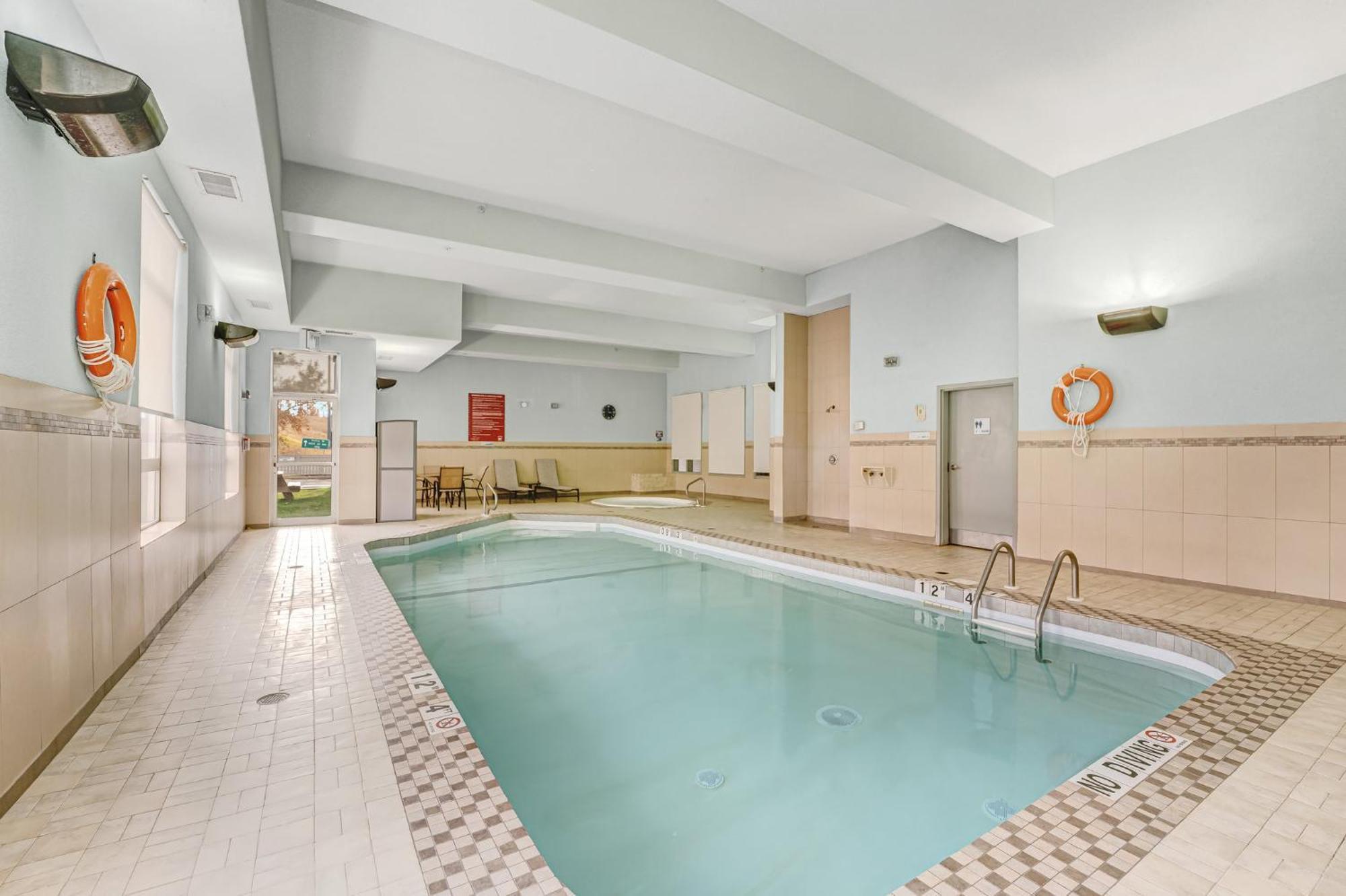 Hotel Express & Suites-edmonton South By Ihg