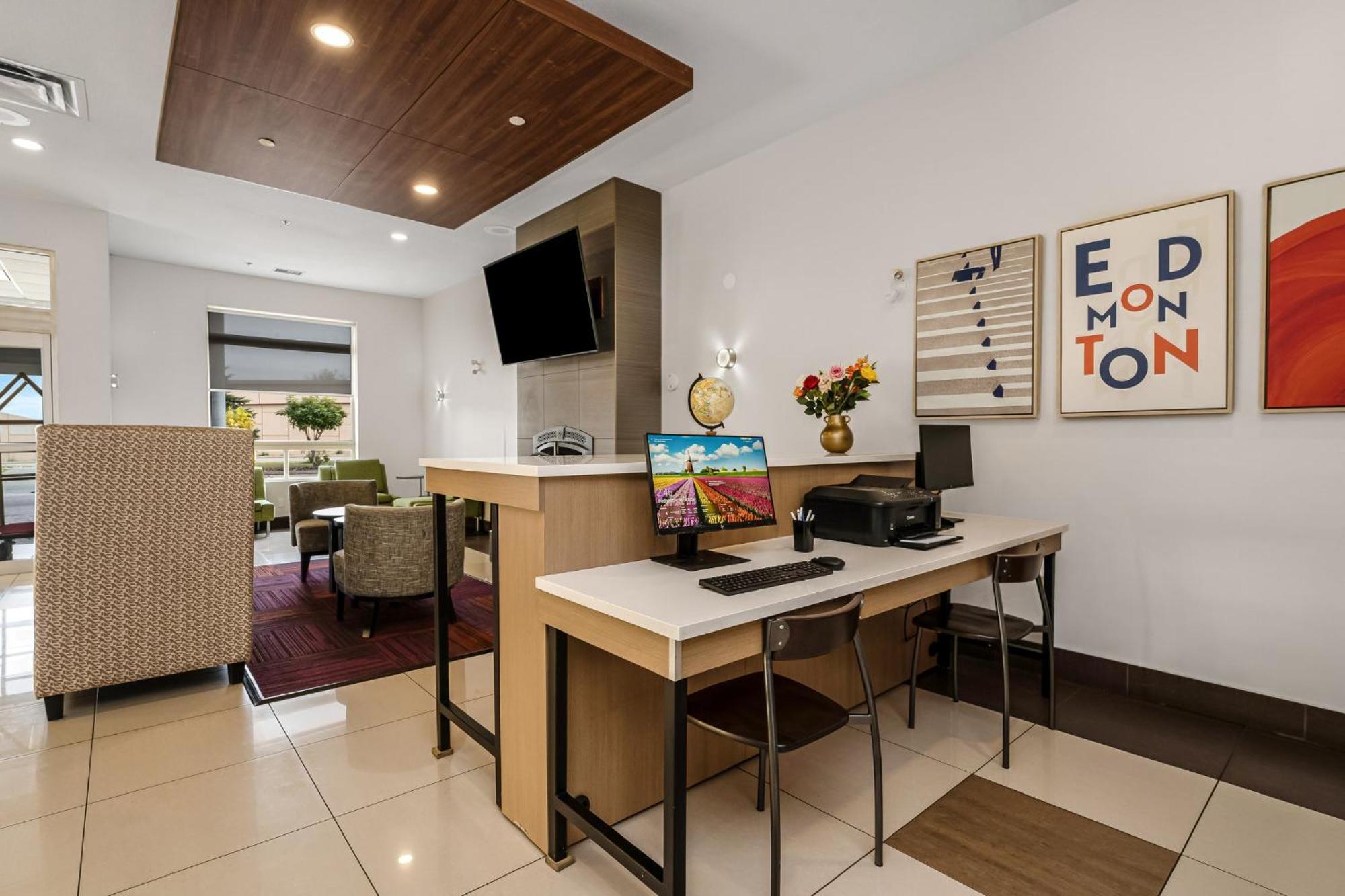 Express & Suites-edmonton South By Ihg Hotel 3*