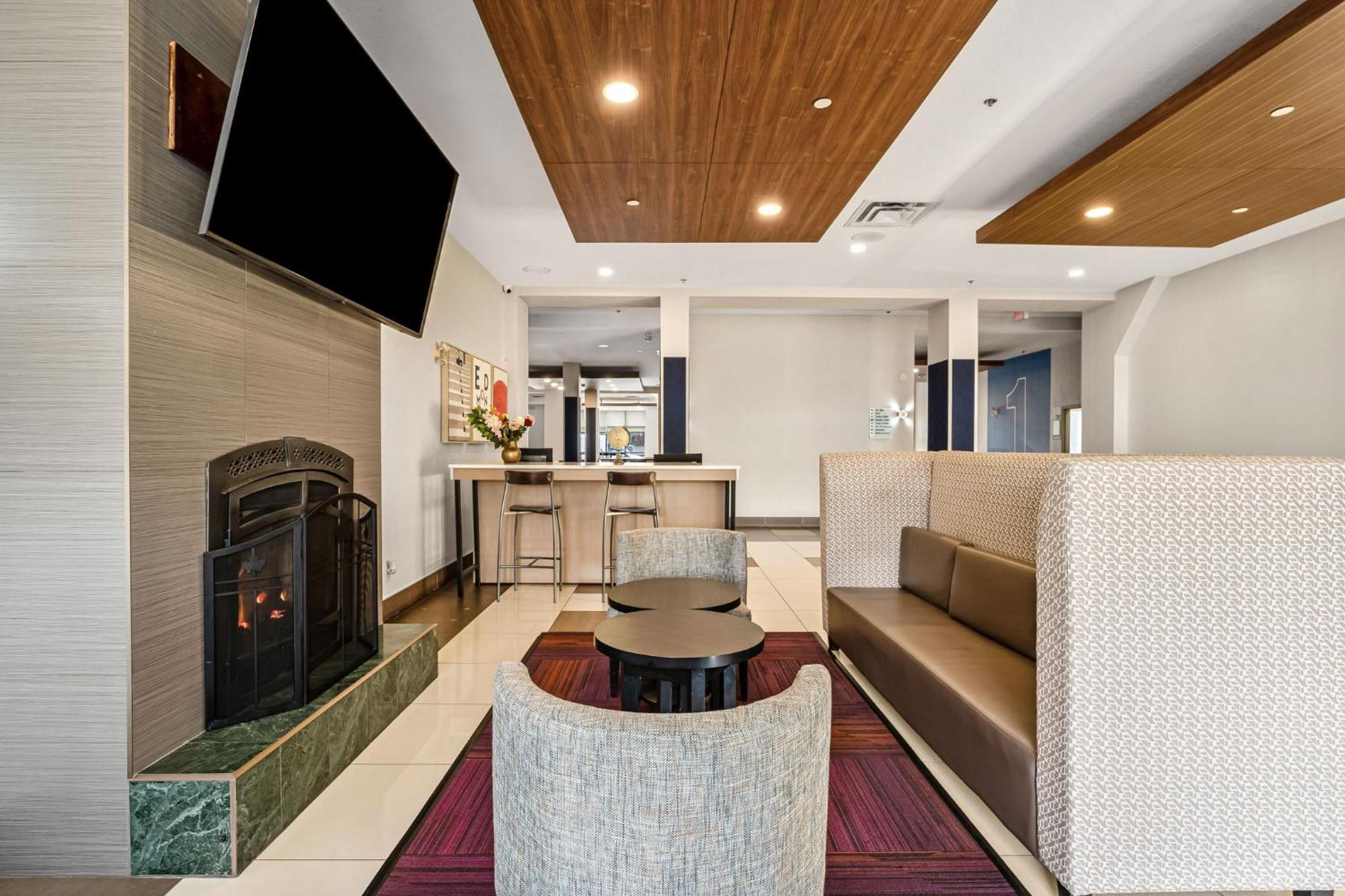 Express & Suites-edmonton South By Ihg Hotel