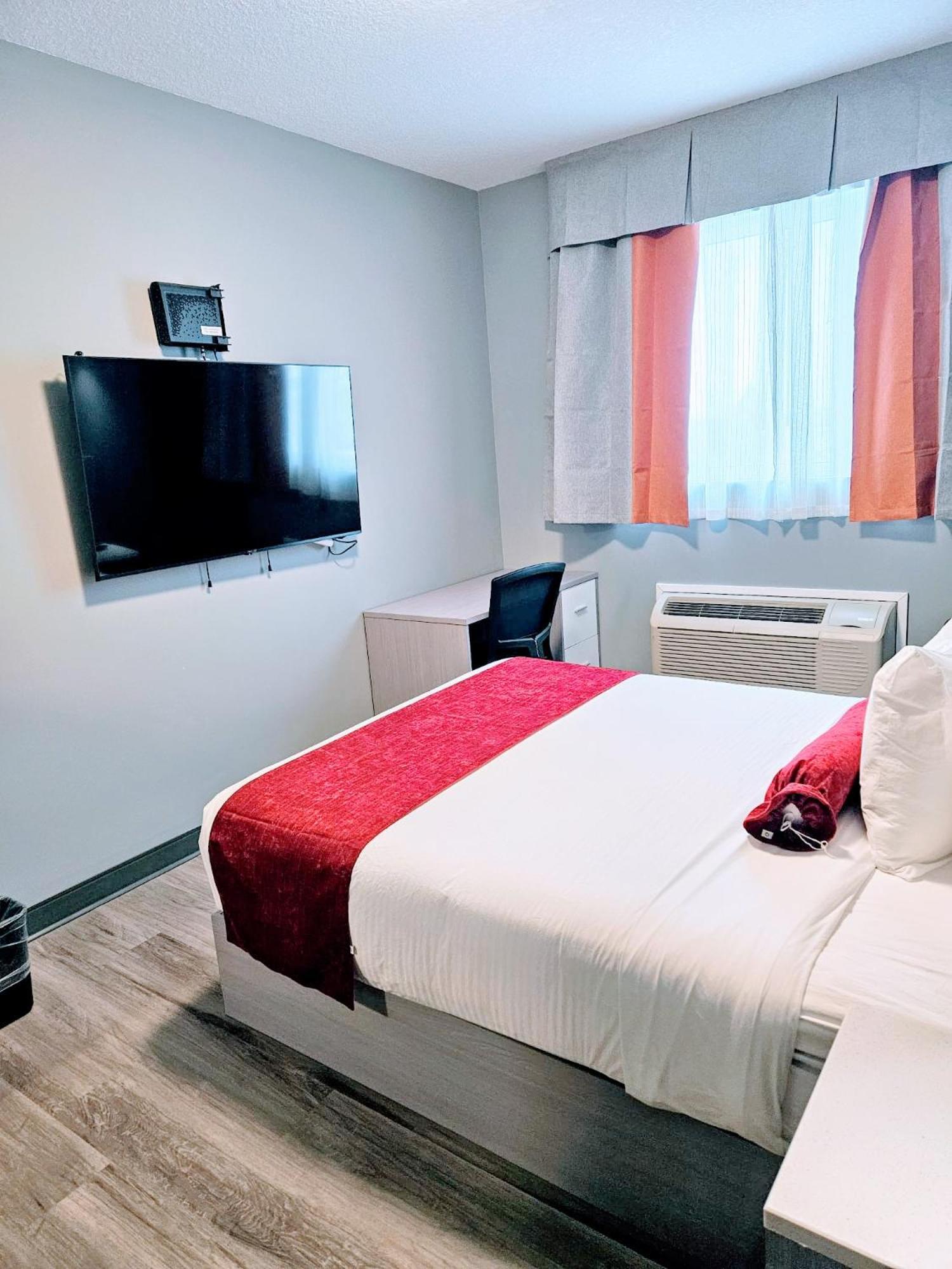 Hotel Ramada By Wyndham West &