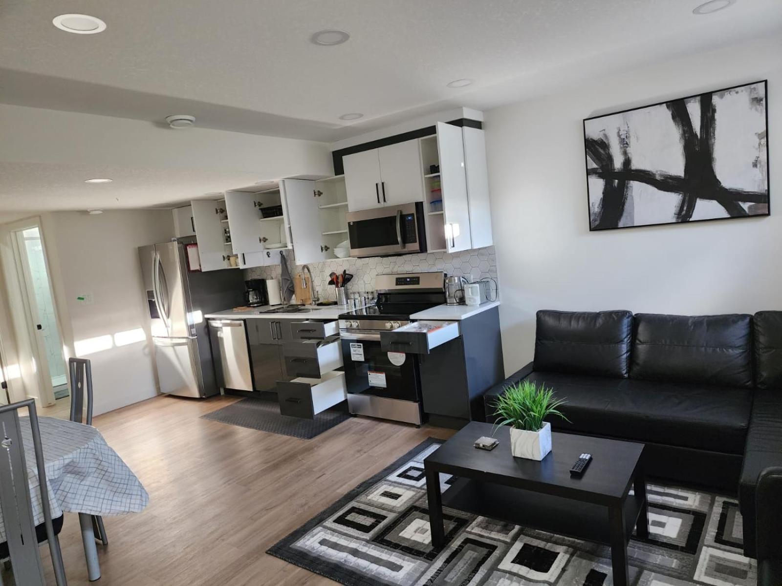Super Luxury * Edmonton