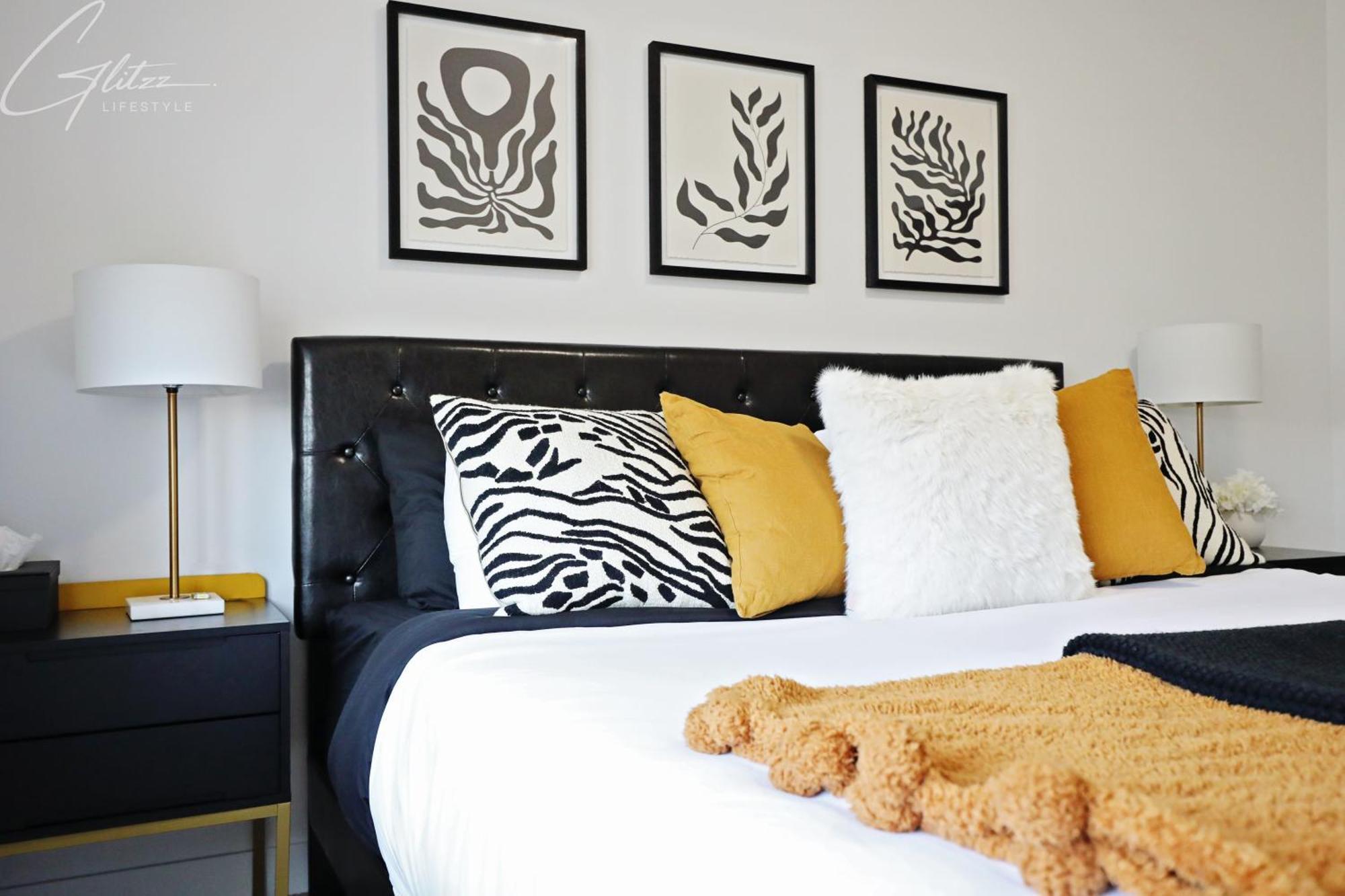 Boho Modern Retreat King Bed,fireplace,disney * Edmonton
