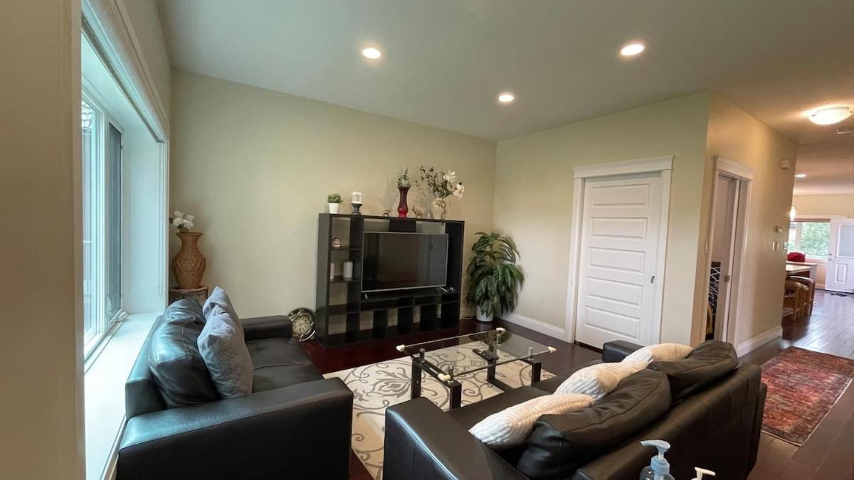 Spacious 6 Beds 3 Baths In Wifi Parking Ac Apartment *