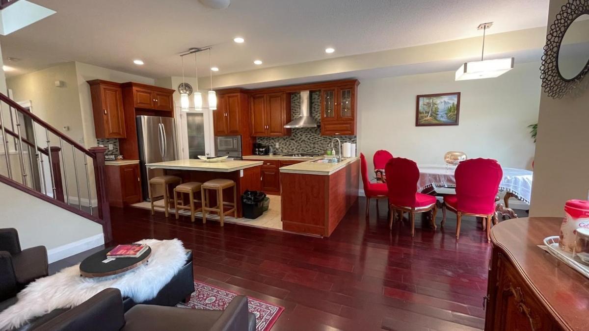 Spacious 6 Beds 3 Baths In Wifi Parking Ac Apartment Edmonton