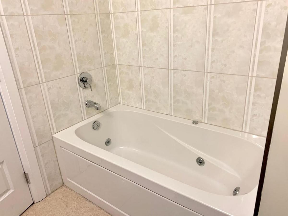 Spacious 6 Beds 3 Baths In Wifi Parking Ac Apartment Edmonton