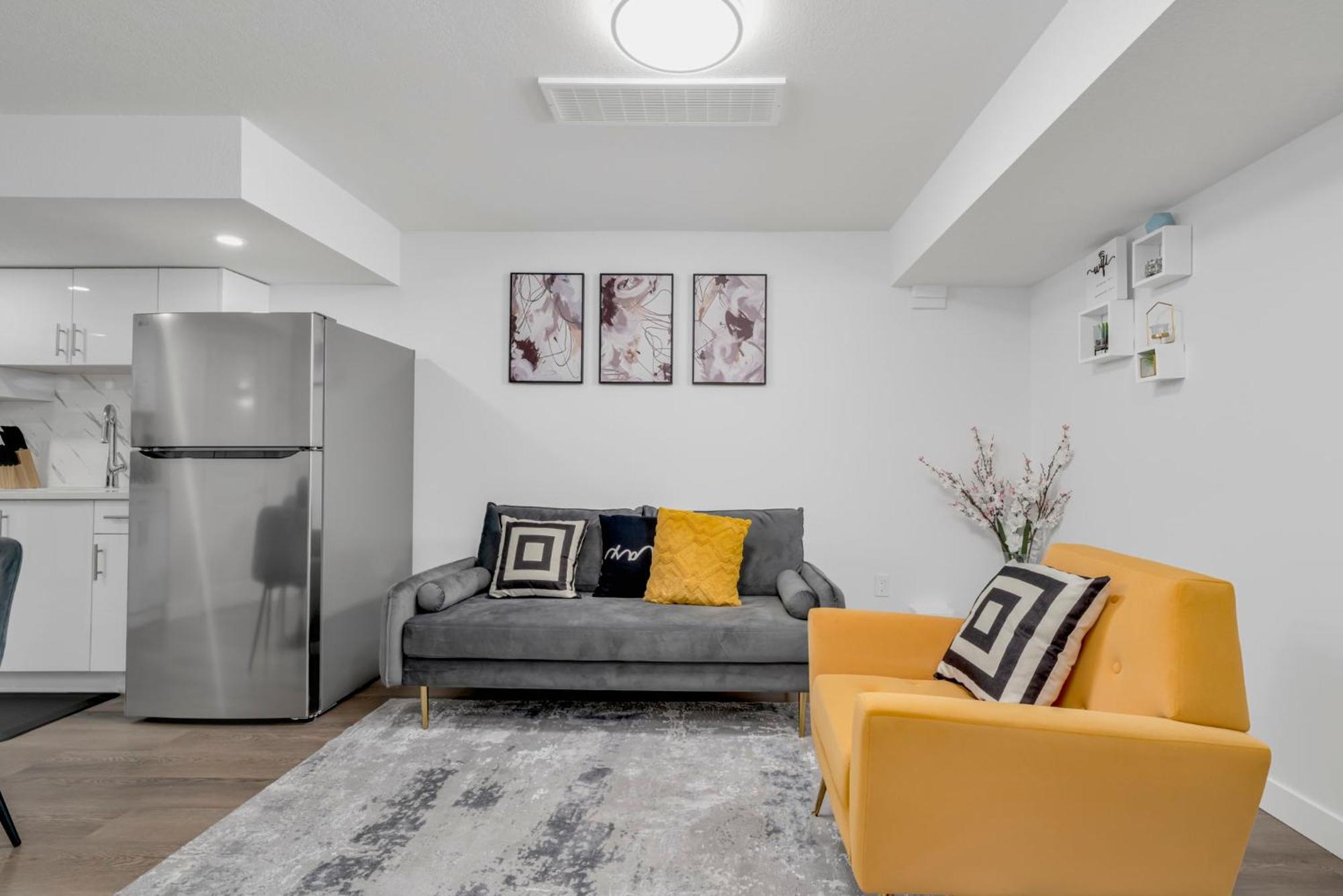 Apartment Private Chic Orchard Getaway Edmonton