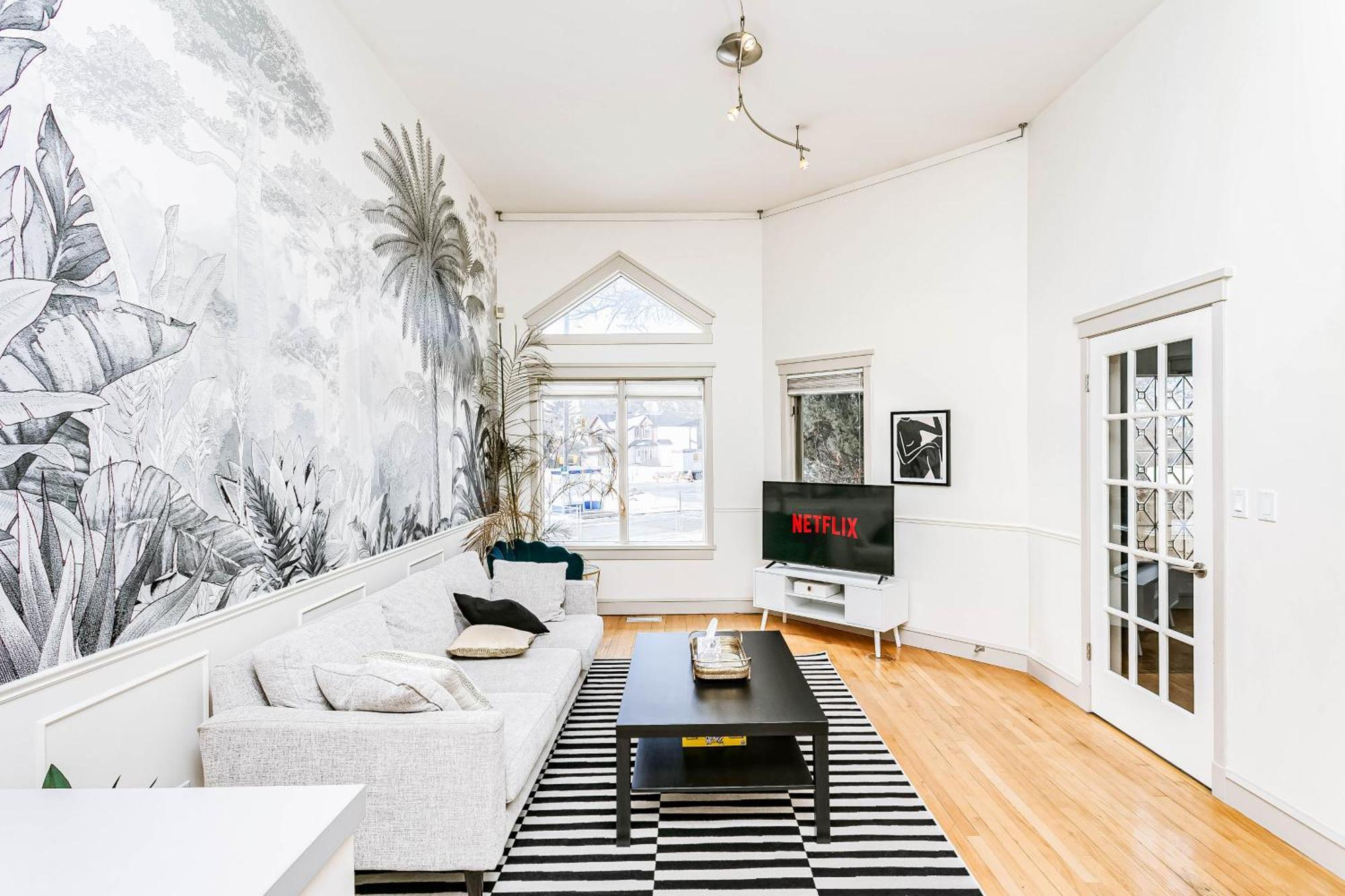 Chic 4bdrm Home-king Bed-airhockey-mins Dt Apartment