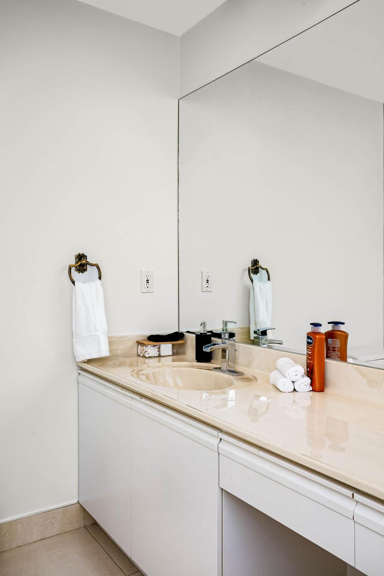 Chic 4bdrm Home-king Bed-airhockey-mins Dt Apartment *