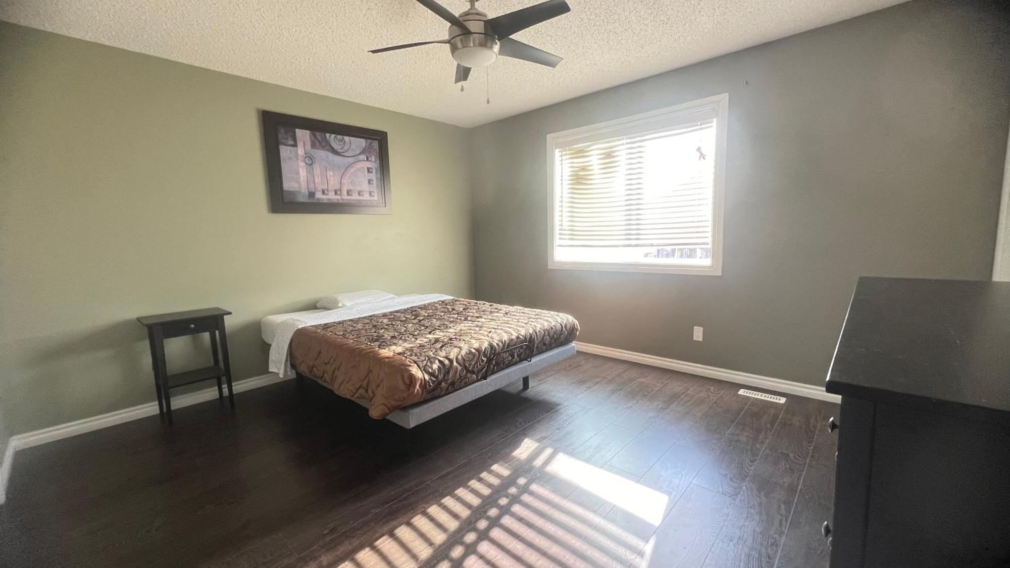 Guest house Monthly Londondery, Pilot Sound, Mcconachie Area Edmonton