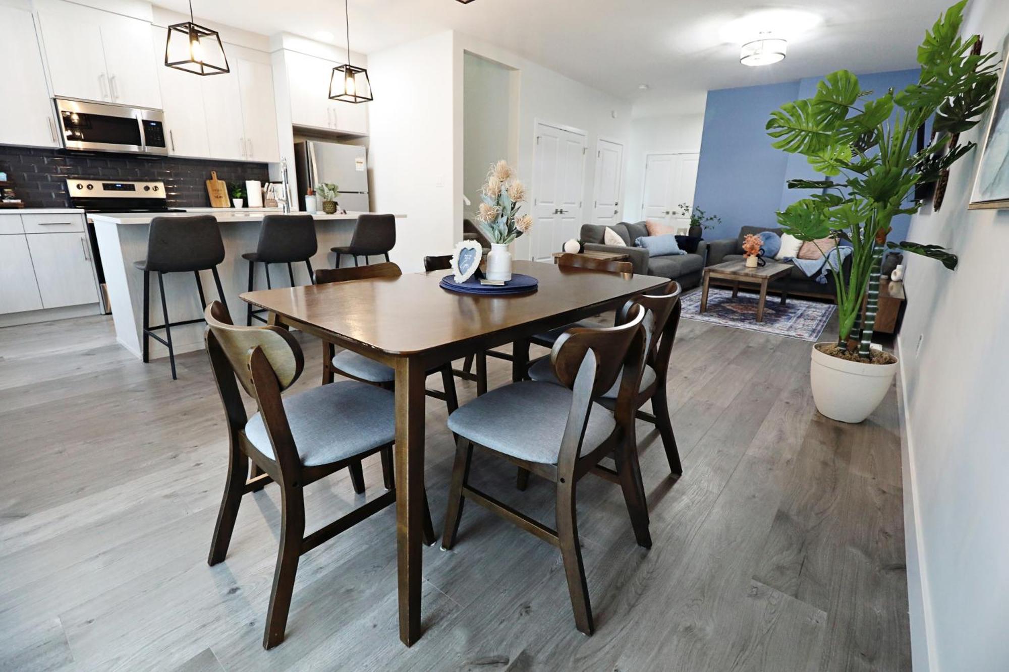 Beautiful With 4 King Beds,airport,disney+ Edmonton