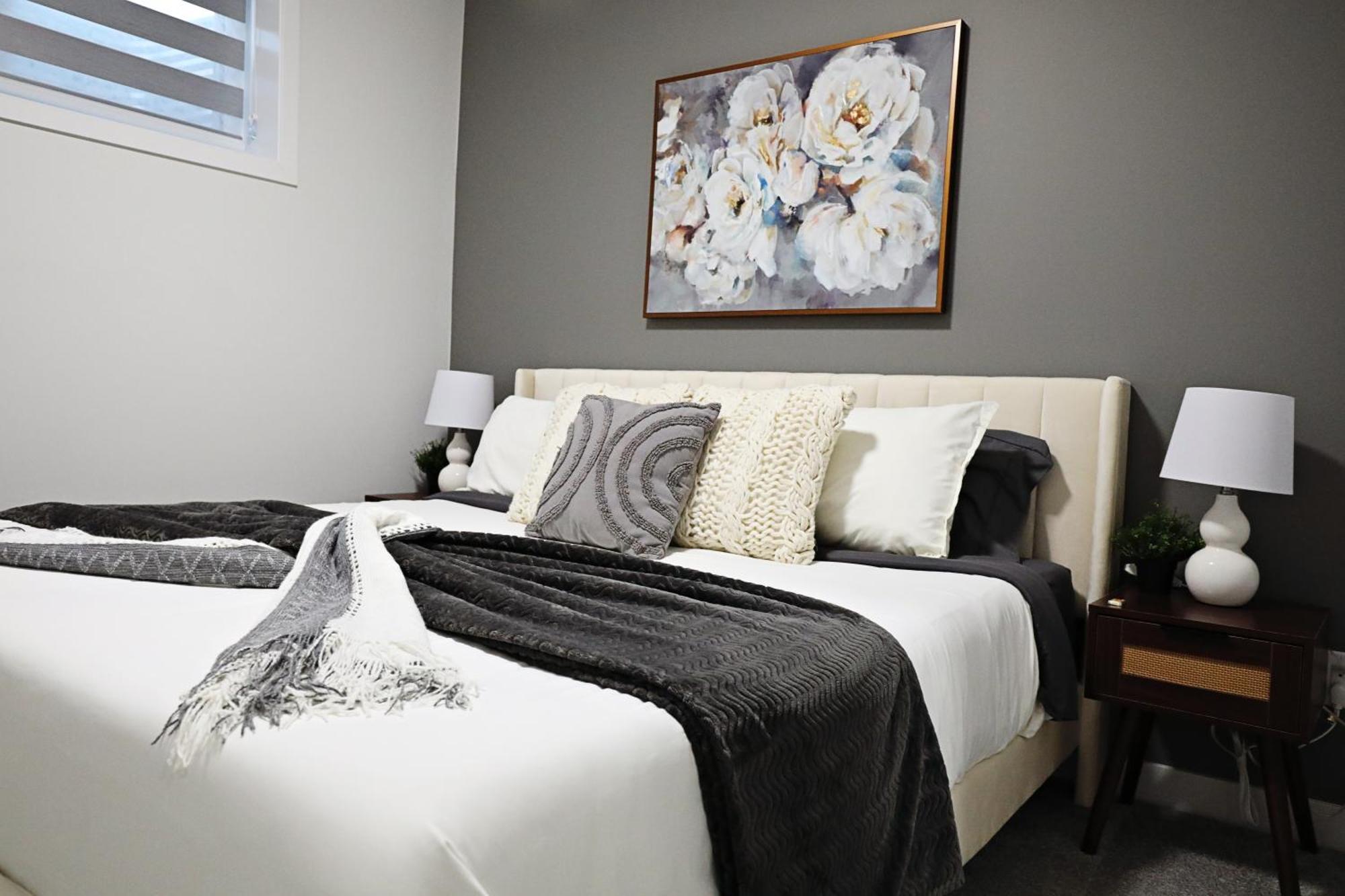 Beautiful With 4 King Beds,airport,disney+ Holiday home Edmonton