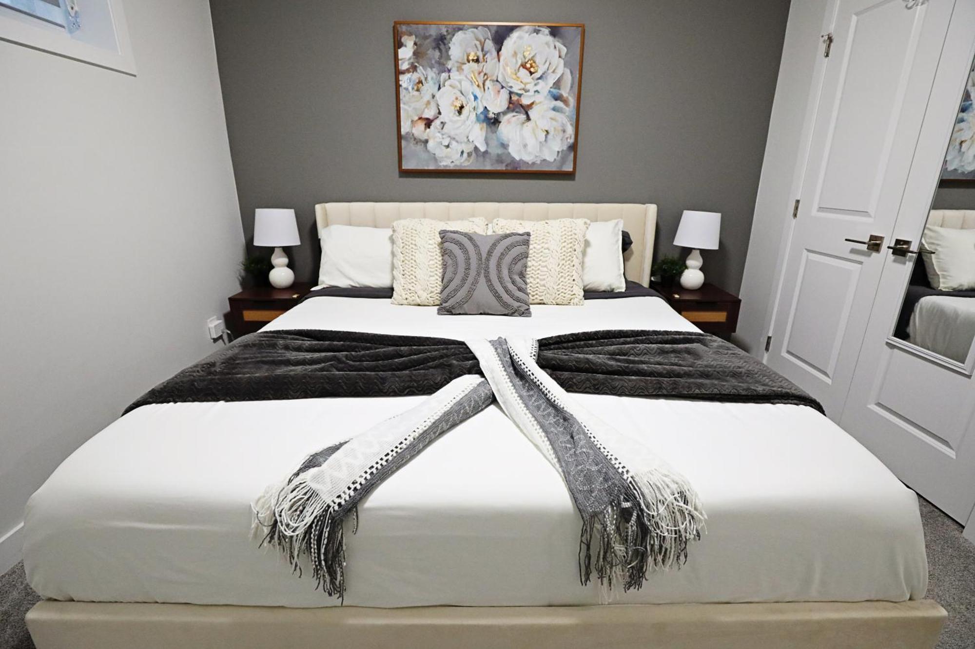 Beautiful With 4 King Beds,airport,disney+ Edmonton