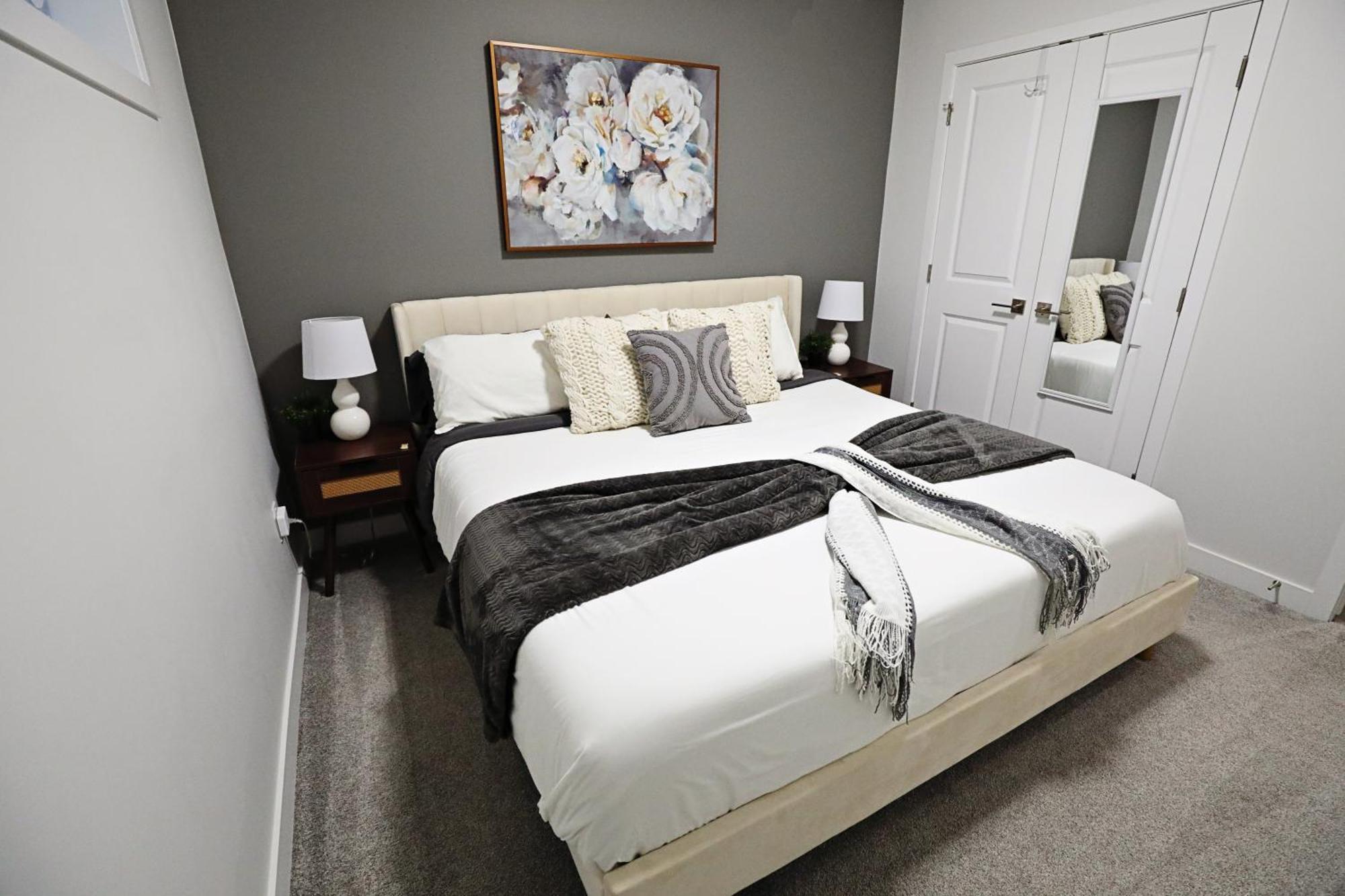 Beautiful With 4 King Beds,airport,disney+ * Edmonton