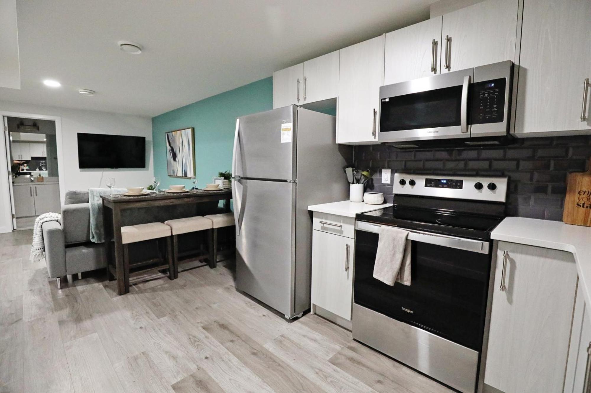 Beautiful With 4 King Beds,airport,disney+ Holiday home Edmonton