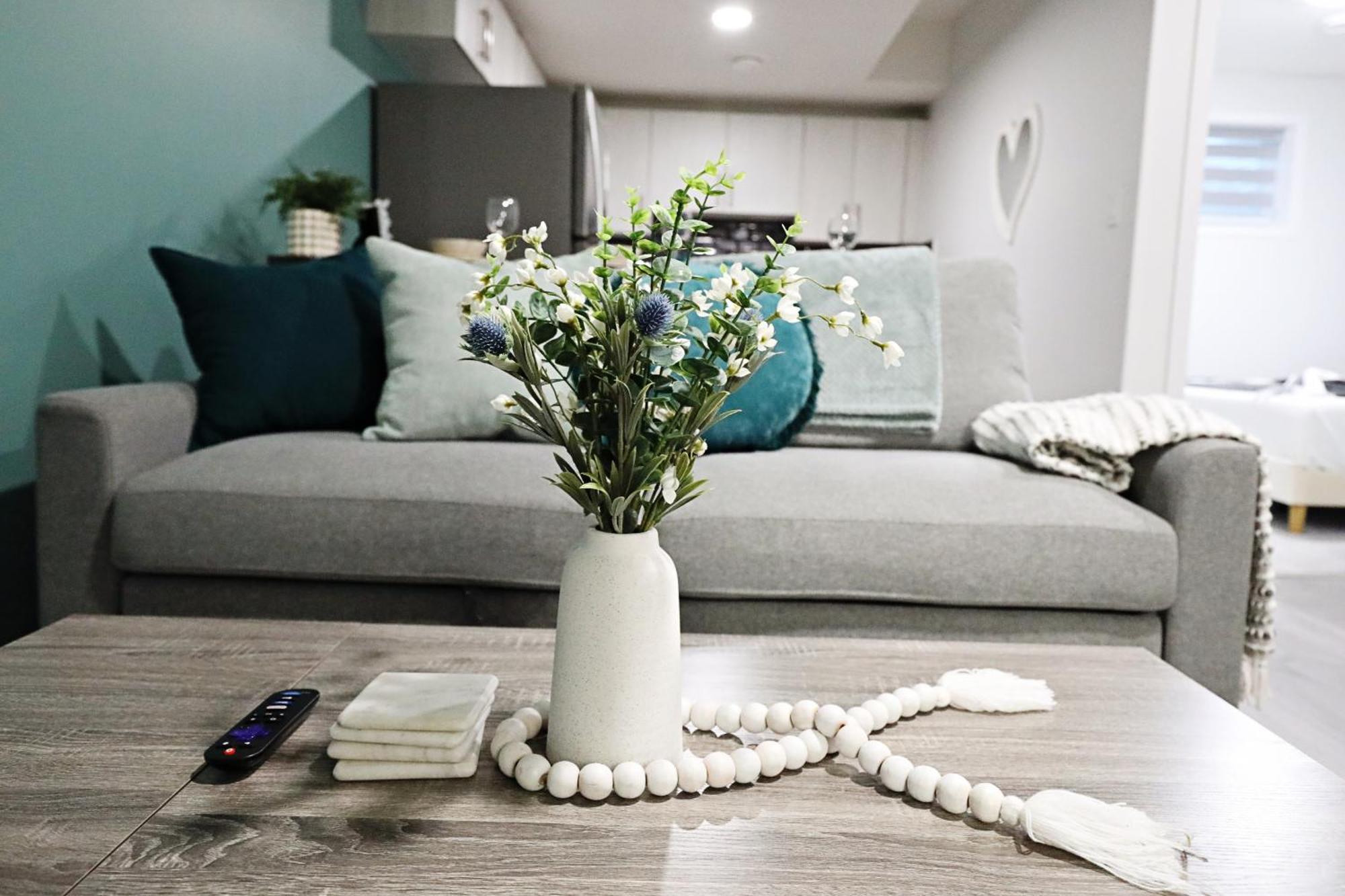 Beautiful With 4 King Beds,airport,disney+ Edmonton