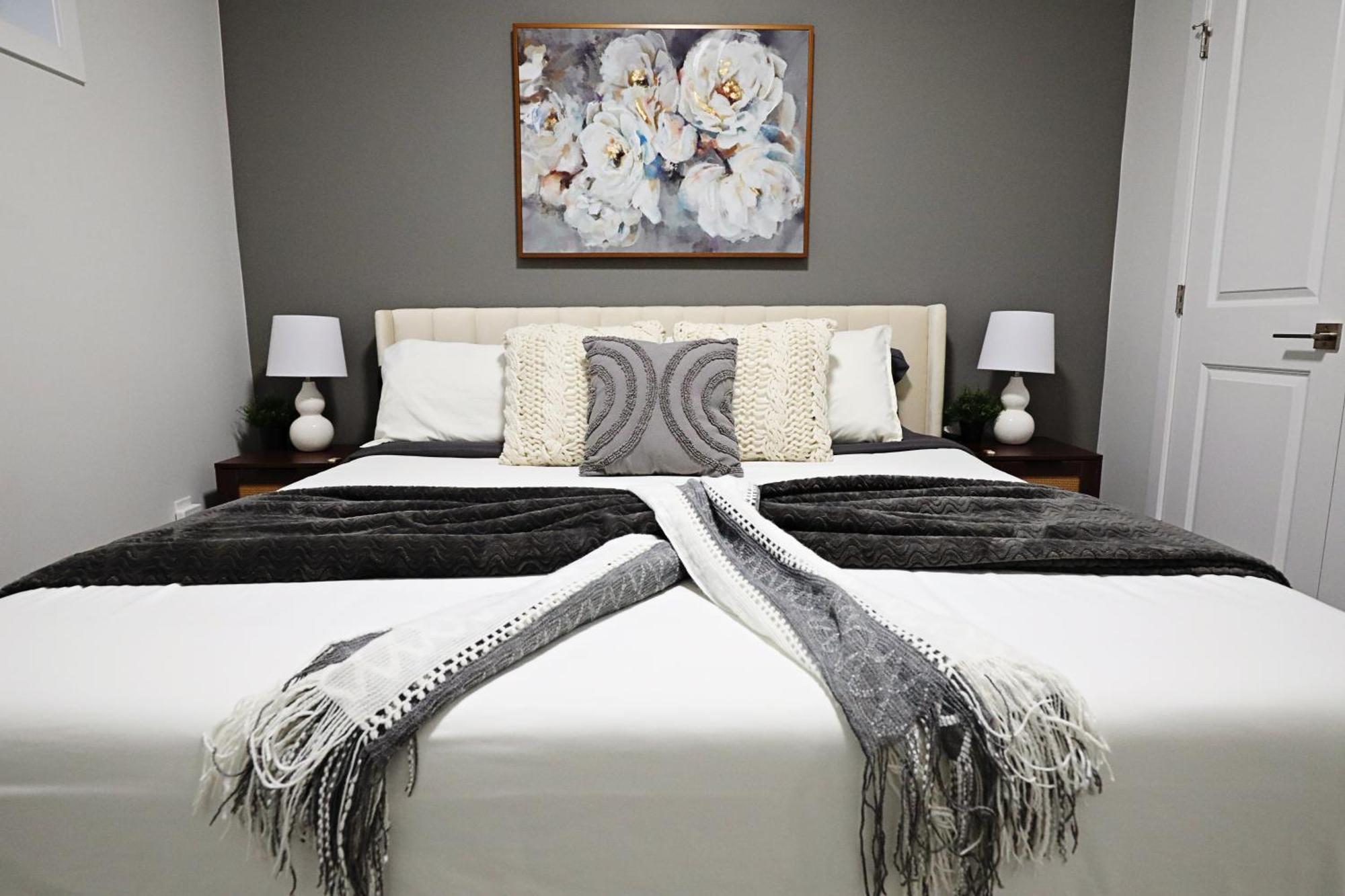 Beautiful With 4 King Beds,airport,disney+
